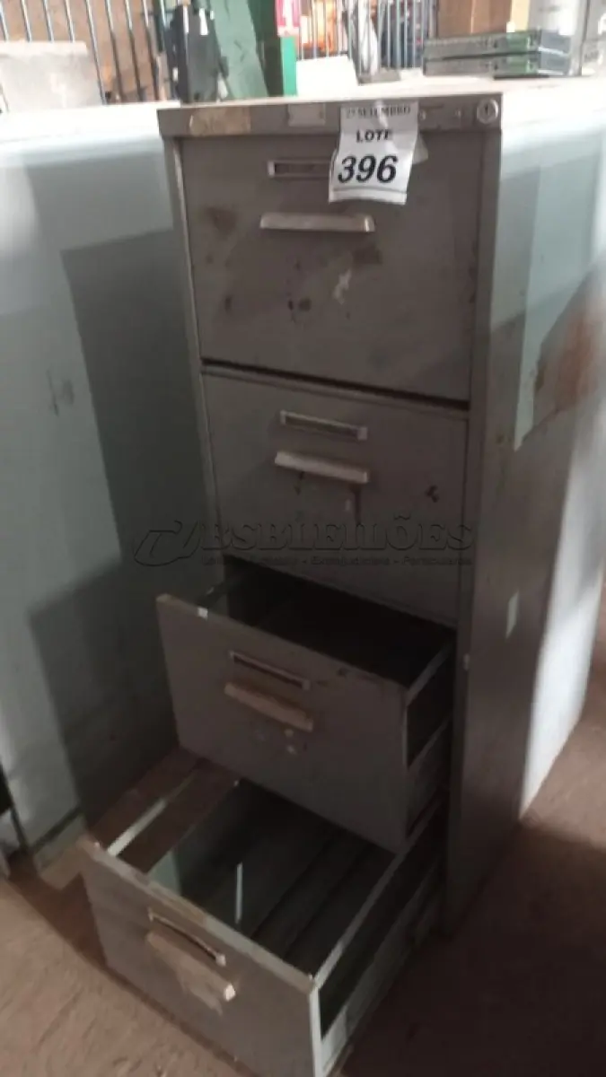 LOTE 396 - 01 ARQUIVO DE AÇO COM 04 GAVETAS. (NO ESTADO) ATENÇÃO! FAZER A VISITAÇÃO ANTES DE ARREMATAR, NÃO SABEMOS SE FUNCIONA, LEILÃO NÃO TEM GARANTIA E NEM DEVOLUÇÃO, SUJEITO A POSSÍVEIS AVARIAS VISÍVEIS/OCULTAS E/OU AUSÊNCIA DE COMPONENTES.