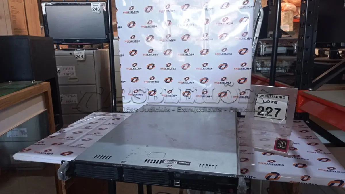 LOTE 227 - 01 SERVIDOR DE RACK MARCA DIEBOLD. (NO ESTADO) ATENÇÃO! FAZER A VISITAÇÃO ANTES DE ARREMATAR, NÃO SABEMOS SE FUNCIONA, LEILÃO NÃO TEM GARANTIA E NEM DEVOLUÇÃO, SUJEITO A POSSÍVEIS AVARIAS VISÍVEIS/OCULTAS E/OU AUSÊNCIA DE COMPONENTES.