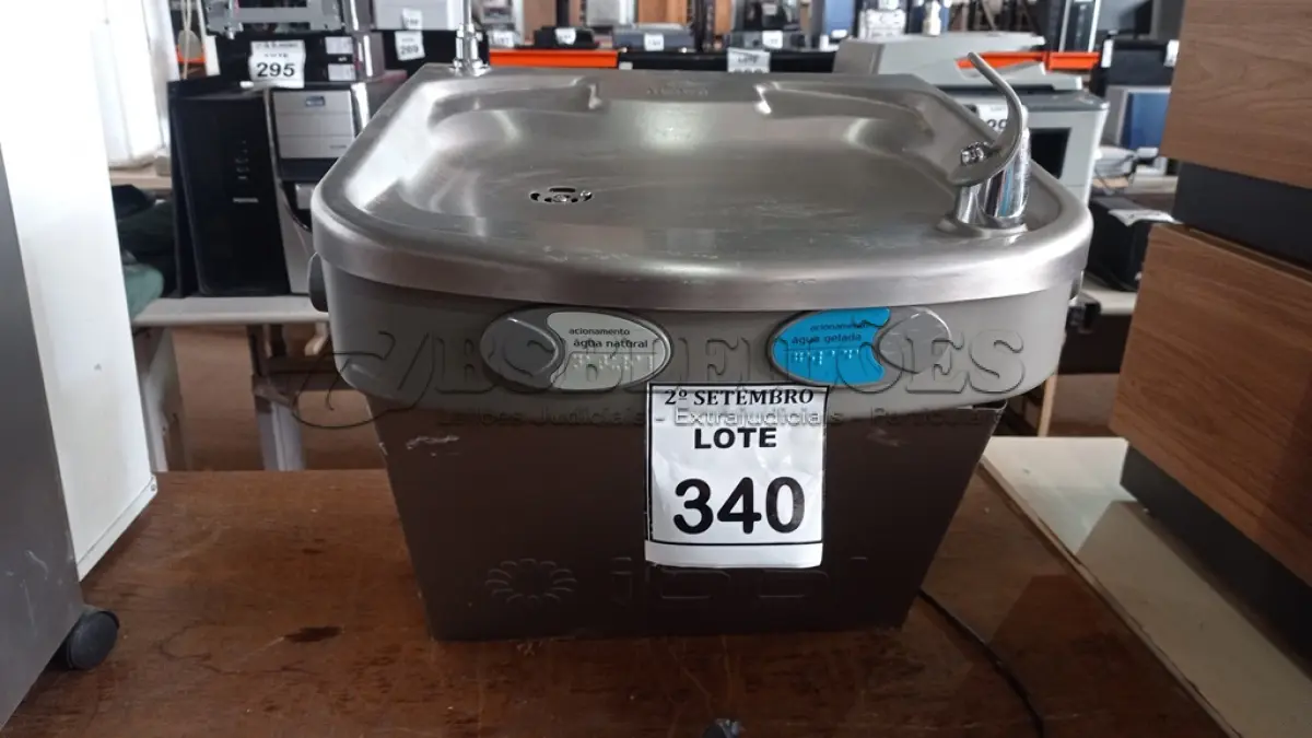 LOTE 340 - 01 BEBEDOURO DE PAREDE EM INOX MARCA IBBL. (NO ESTADO) ATENÇÃO! FAZER A VISITAÇÃO ANTES DE ARREMATAR, NÃO SABEMOS SE FUNCIONA, LEILÃO NÃO TEM GARANTIA E NEM DEVOLUÇÃO, SUJEITO A POSSÍVEIS AVARIAS VISÍVEIS/OCULTAS E/OU AUSÊNCIA DE COMPONENTES.