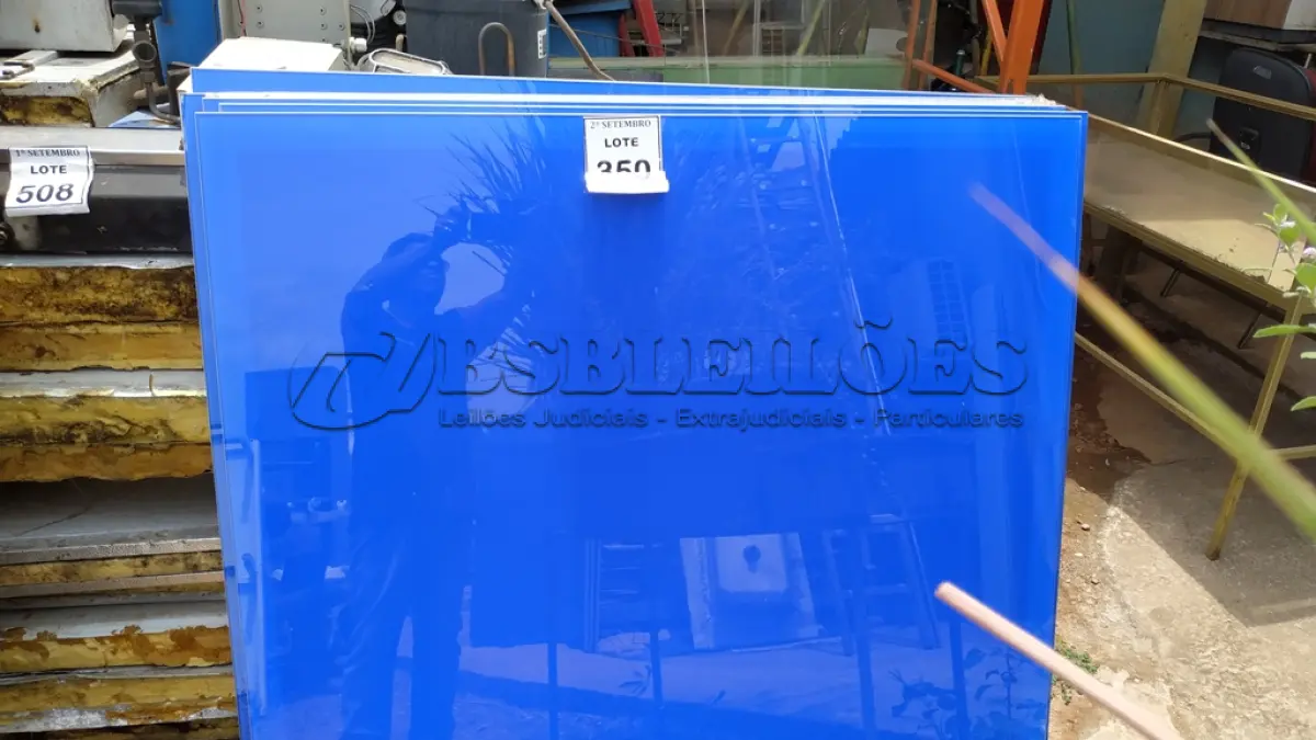 LOTE 350 - 05 PAINÉIS DE VIDRO NA COR AZUL DE 1,20X1,27. (NO ESTADO) ATENÇÃO! FAZER A VISITAÇÃO ANTES DE ARREMATAR, NÃO SABEMOS SE FUNCIONA, LEILÃO NÃO TEM GARANTIA E NEM DEVOLUÇÃO, SUJEITO A POSSÍVEIS AVARIAS VISÍVEIS/OCULTAS E/OU AUSÊNCIA DE COMPONENTES.