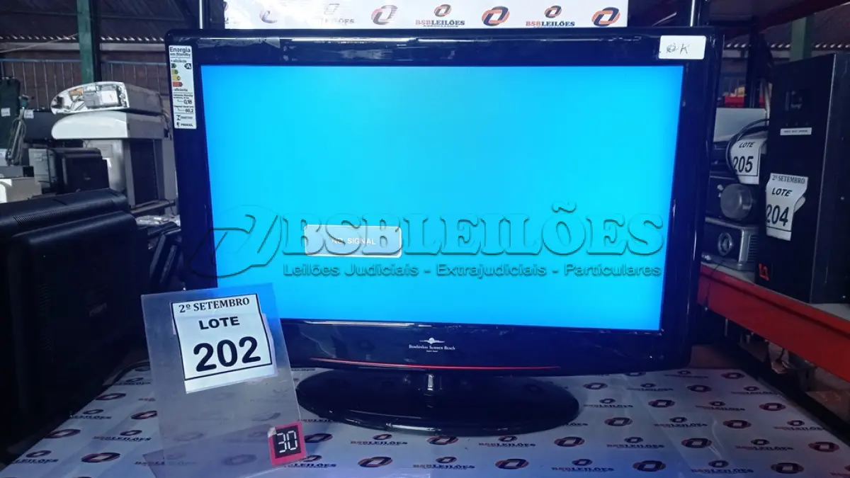 LOTE 202 - 01 TV LCD 26’’. (NO ESTADO) ATENÇÃO! FAZER A VISITAÇÃO ANTES DE ARREMATAR, NÃO SABEMOS SE FUNCIONA, LEILÃO NÃO TEM GARANTIA E NEM DEVOLUÇÃO, SUJEITO A POSSÍVEIS AVARIAS VISÍVEIS/OCULTAS E/OU AUSÊNCIA DE COMPONENTES.
