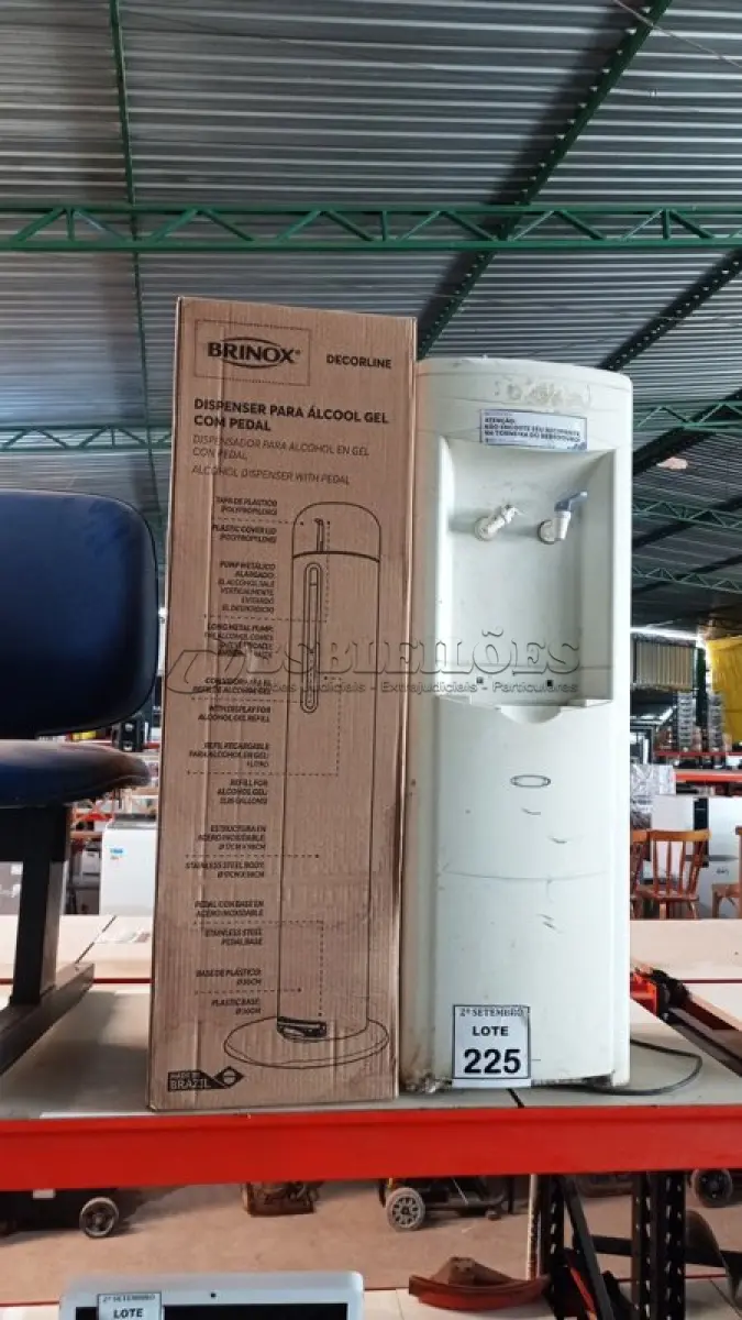 LOTE 225 - 01 DISPENSE DE ÁLCOOL EM GEL COM PEDAL MARCA BRINOX E 01 BEBEDOURO PARA GARRAFÃO. (NO ESTADO) ATENÇÃO! FAZER A VISITAÇÃO ANTES DE ARREMATAR, NÃO SABEMOS SE FUNCIONA, LEILÃO NÃO TEM GARANTIA E NEM DEVOLUÇÃO, SUJEITO A POSSÍVEIS AVARIAS VISÍVEIS/OCULTAS E/OU AUSÊNCIA DE COMPONENTES.