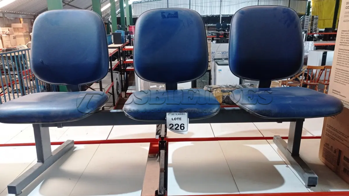 LOTE 226 - 01 LONGARINA COM 03 LUGARES. (NO ESTADO) ATENÇÃO! FAZER A VISITAÇÃO ANTES DE ARREMATAR, NÃO SABEMOS SE FUNCIONA, LEILÃO NÃO TEM GARANTIA E NEM DEVOLUÇÃO, SUJEITO A POSSÍVEIS AVARIAS VISÍVEIS/OCULTAS E/OU AUSÊNCIA DE COMPONENTES.