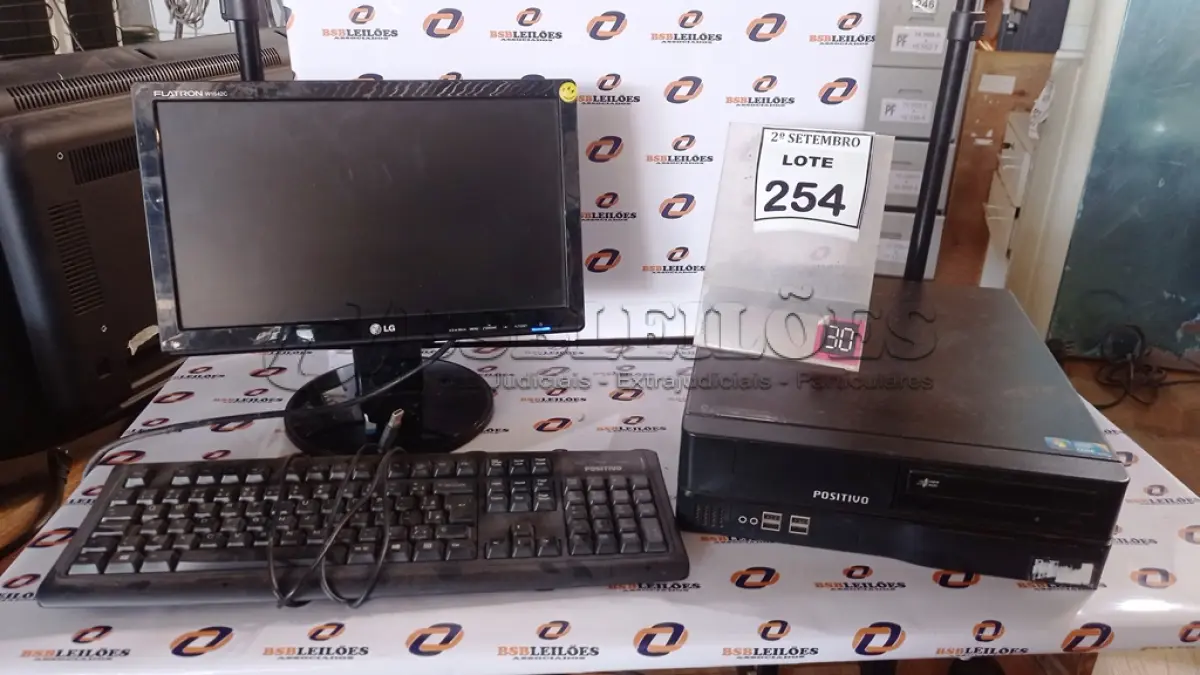 LOTE 254 - 01 CPU MARCA POSITIVO, 01 MONITOR MARCA LG E 01 TECLADO. (NO ESTADO) ATENÇÃO! FAZER A VISITAÇÃO ANTES DE ARREMATAR, NÃO SABEMOS SE FUNCIONA, LEILÃO NÃO TEM GARANTIA E NEM DEVOLUÇÃO, SUJEITO A POSSÍVEIS AVARIAS VISÍVEIS/OCULTAS E/OU AUSÊNCIA DE COMPONENTES.