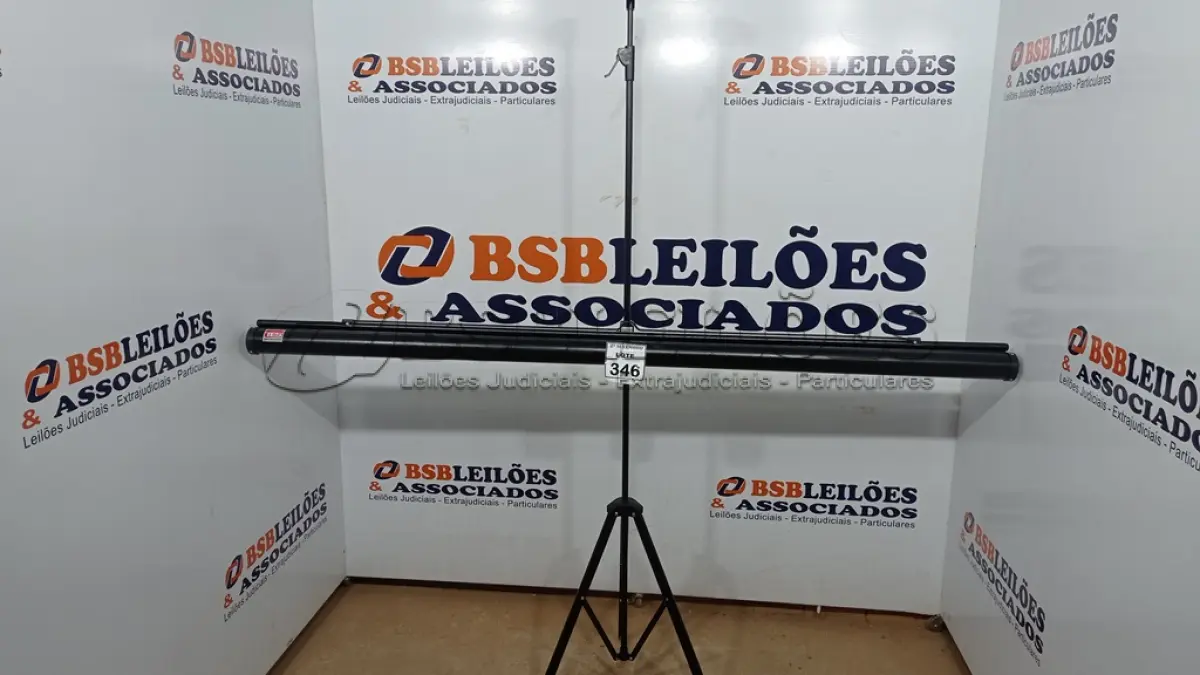 LOTE 346 - 01 TELA DE PROJEÇÃO RETRÁTIL. (NO ESTADO) ATENÇÃO! FAZER A VISITAÇÃO ANTES DE ARREMATAR, NÃO SABEMOS SE FUNCIONA, LEILÃO NÃO TEM GARANTIA E NEM DEVOLUÇÃO, SUJEITO A POSSÍVEIS AVARIAS VISÍVEIS/OCULTAS E/OU AUSÊNCIA DE COMPONENTES.