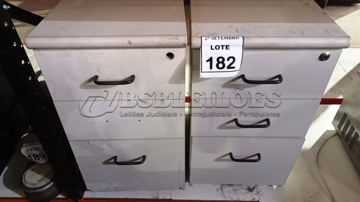 LOTE 182 - 02 GAVETEIROS COM 03 GAVETAS CADA. (NO ESTADO) ATENÇÃO! FAZER A VISITAÇÃO ANTES DE ARREMATAR, NÃO SABEMOS SE FUNCIONA, LEILÃO NÃO TEM GARANTIA E NEM DEVOLUÇÃO, SUJEITO A POSSÍVEIS AVARIAS VISÍVEIS/OCULTAS E/OU AUSÊNCIA DE COMPONENTES.