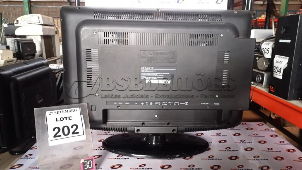LOTE 202 - 01 TV LCD 26’’. (NO ESTADO) ATENÇÃO! FAZER A VISITAÇÃO ANTES DE ARREMATAR, NÃO SABEMOS SE FUNCIONA, LEILÃO NÃO TEM GARANTIA E NEM DEVOLUÇÃO, SUJEITO A POSSÍVEIS AVARIAS VISÍVEIS/OCULTAS E/OU AUSÊNCIA DE COMPONENTES.