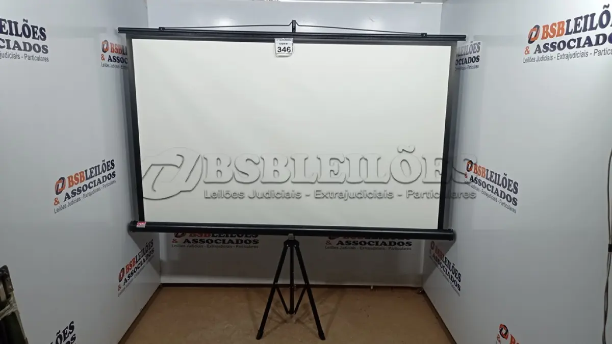 LOTE 346 - 01 TELA DE PROJEÇÃO RETRÁTIL. (NO ESTADO) ATENÇÃO! FAZER A VISITAÇÃO ANTES DE ARREMATAR, NÃO SABEMOS SE FUNCIONA, LEILÃO NÃO TEM GARANTIA E NEM DEVOLUÇÃO, SUJEITO A POSSÍVEIS AVARIAS VISÍVEIS/OCULTAS E/OU AUSÊNCIA DE COMPONENTES.