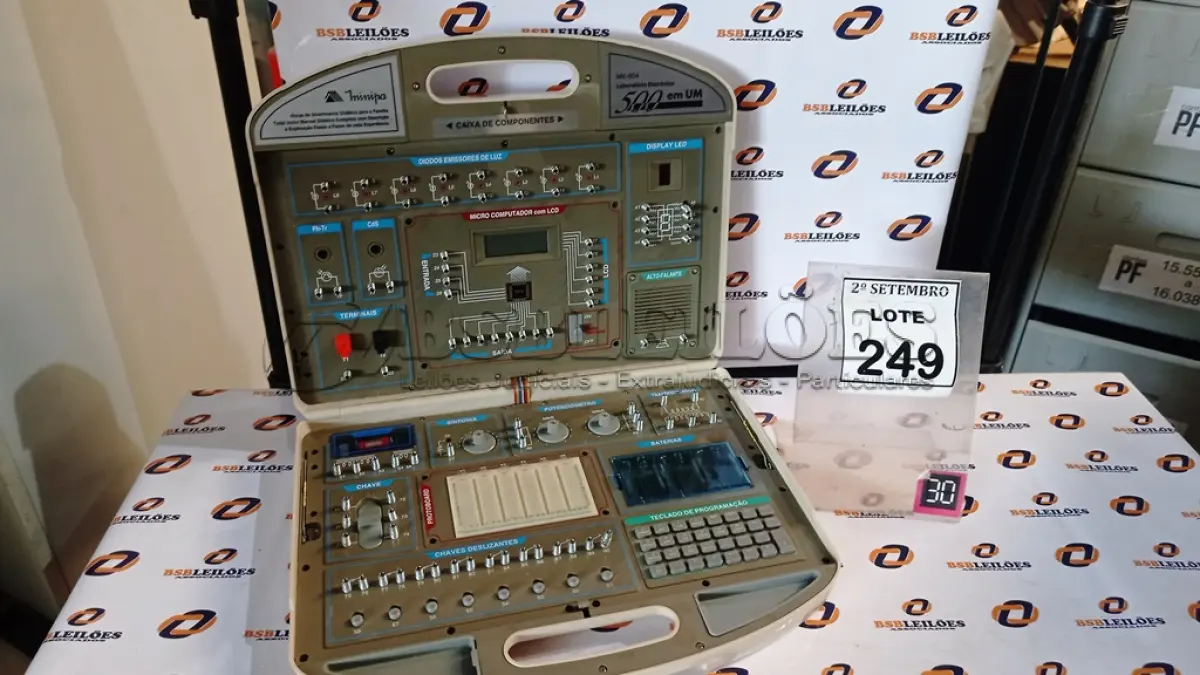 LOTE 249 - 01 LABORATÓRIO ELETRÔNICO MK-904 500 EM UM. (NO ESTADO) ATENÇÃO! FAZER A VISITAÇÃO ANTES DE ARREMATAR, NÃO SABEMOS SE FUNCIONA, LEILÃO NÃO TEM GARANTIA E NEM DEVOLUÇÃO, SUJEITO A POSSÍVEIS AVARIAS VISÍVEIS/OCULTAS E/OU AUSÊNCIA DE COMPONENTES.