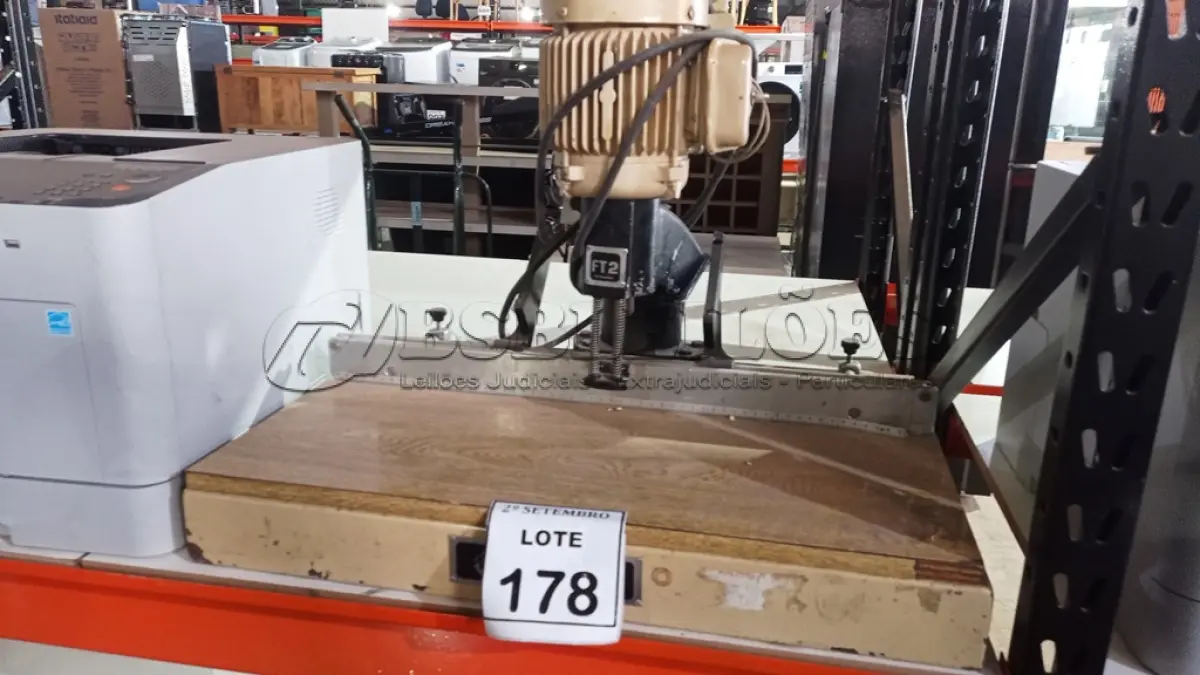 LOTE 178 - 01 FURADEIRA DE PAPEL INDUSTRIAL MARCA TESSOR. (NO ESTADO) ATENÇÃO! FAZER A VISITAÇÃO ANTES DE ARREMATAR, NÃO SABEMOS SE FUNCIONA, LEILÃO NÃO TEM GARANTIA E NEM DEVOLUÇÃO, SUJEITO A POSSÍVEIS AVARIAS VISÍVEIS/OCULTAS E/OU AUSÊNCIA DE COMPONENTES.