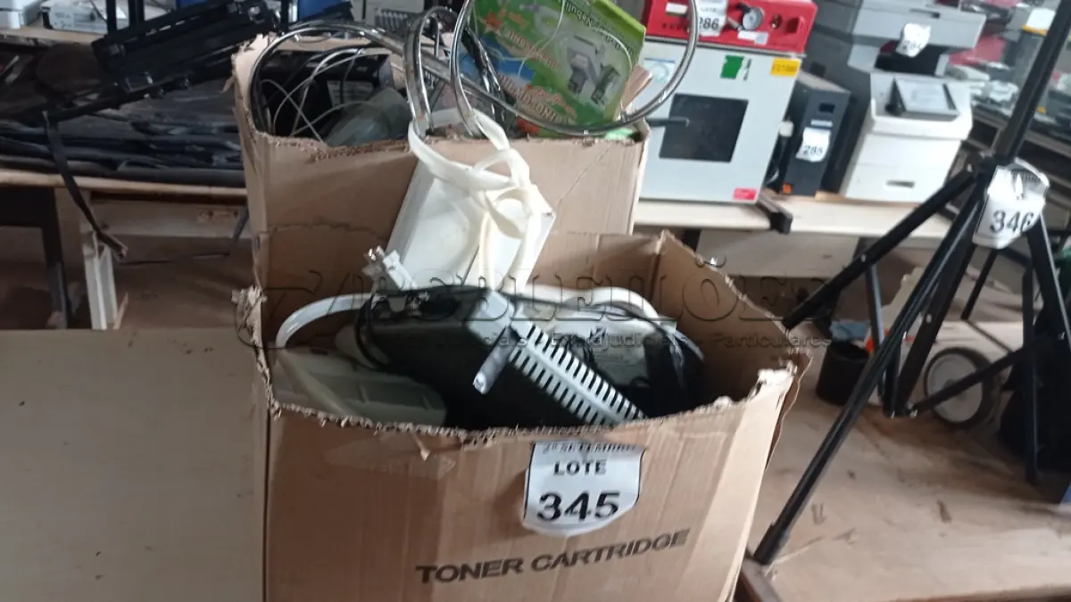 LOTE 345 - 01 LOTE COM LUMINÁRIAS, TELEFONES, LEITOR DE CÓDIGO DE BARRA E PERIFÉRICOS DIVERSOS. (NO ESTADO) ATENÇÃO! FAZER A VISITAÇÃO ANTES DE ARREMATAR, NÃO SABEMOS SE FUNCIONA, LEILÃO NÃO TEM GARANTIA E NEM DEVOLUÇÃO, SUJEITO A POSSÍVEIS AVARIAS VISÍVEIS/OCULTAS E/OU AUSÊNCIA DE COMPONENTES.