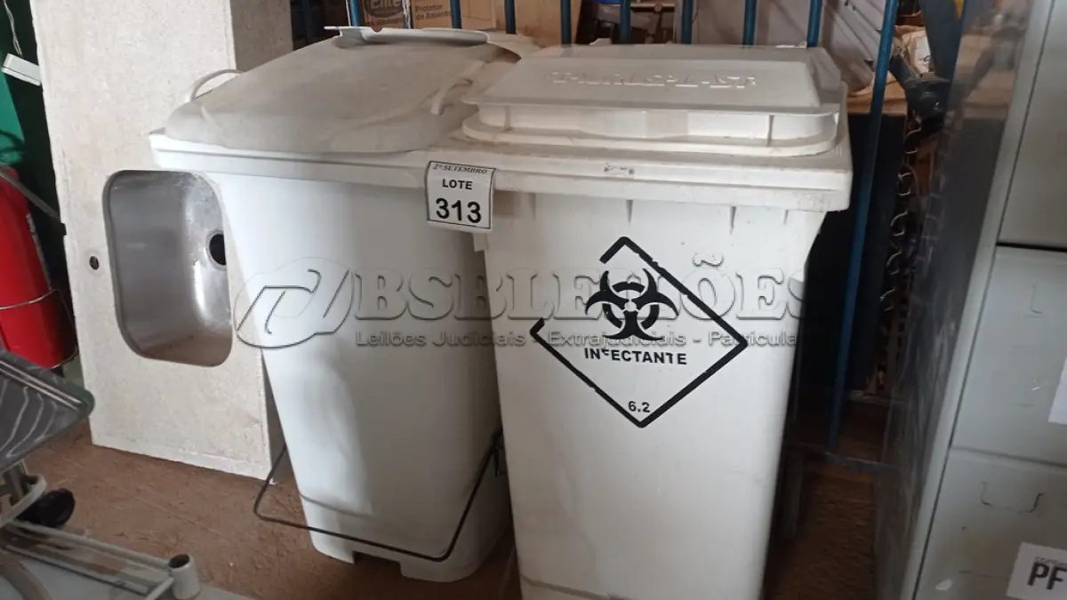LOTE 313 - 02 LIXEIRAS GRANDES COM RODAS. (NO ESTADO) ATENÇÃO! FAZER A VISITAÇÃO ANTES DE ARREMATAR, NÃO SABEMOS SE FUNCIONA, LEILÃO NÃO TEM GARANTIA E NEM DEVOLUÇÃO, SUJEITO A POSSÍVEIS AVARIAS VISÍVEIS/OCULTAS E/OU AUSÊNCIA DE COMPONENTES.