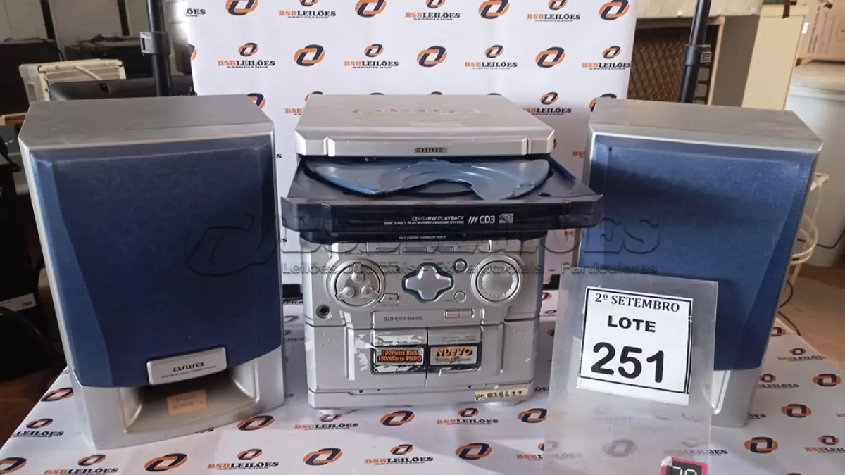 LOTE 251 - 01 MINI SYSTEM MARCA AIWA COM 02 CAIXAS. (NO ESTADO) ATENÇÃO! FAZER A VISITAÇÃO ANTES DE ARREMATAR, NÃO SABEMOS SE FUNCIONA, LEILÃO NÃO TEM GARANTIA E NEM DEVOLUÇÃO, SUJEITO A POSSÍVEIS AVARIAS VISÍVEIS/OCULTAS E/OU AUSÊNCIA DE COMPONENTES.