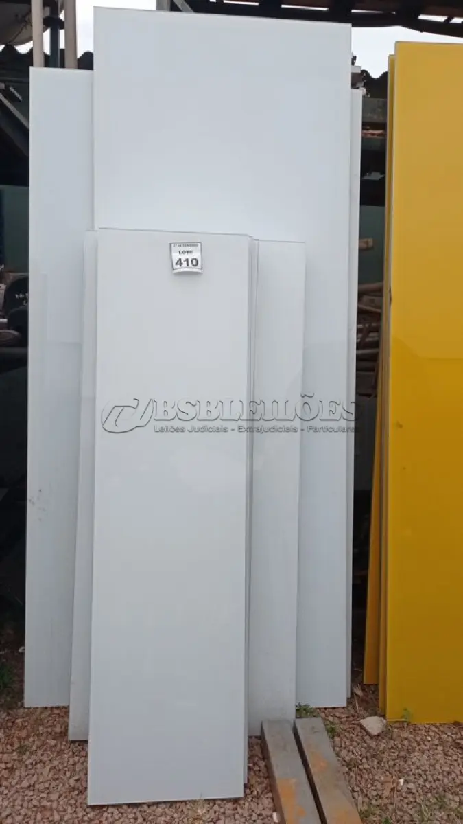 LOTE 410 - 09 PAINÉIS DE VIDRO NA COR BRANCA TAMANHO VARIADOS. (NO ESTADO) ATENÇÃO! FAZER A VISITAÇÃO ANTES DE ARREMATAR, NÃO SABEMOS SE FUNCIONA, LEILÃO NÃO TEM GARANTIA E NEM DEVOLUÇÃO, SUJEITO A POSSÍVEIS AVARIAS VISÍVEIS/OCULTAS E/OU AUSÊNCIA DE COMPONENTES.