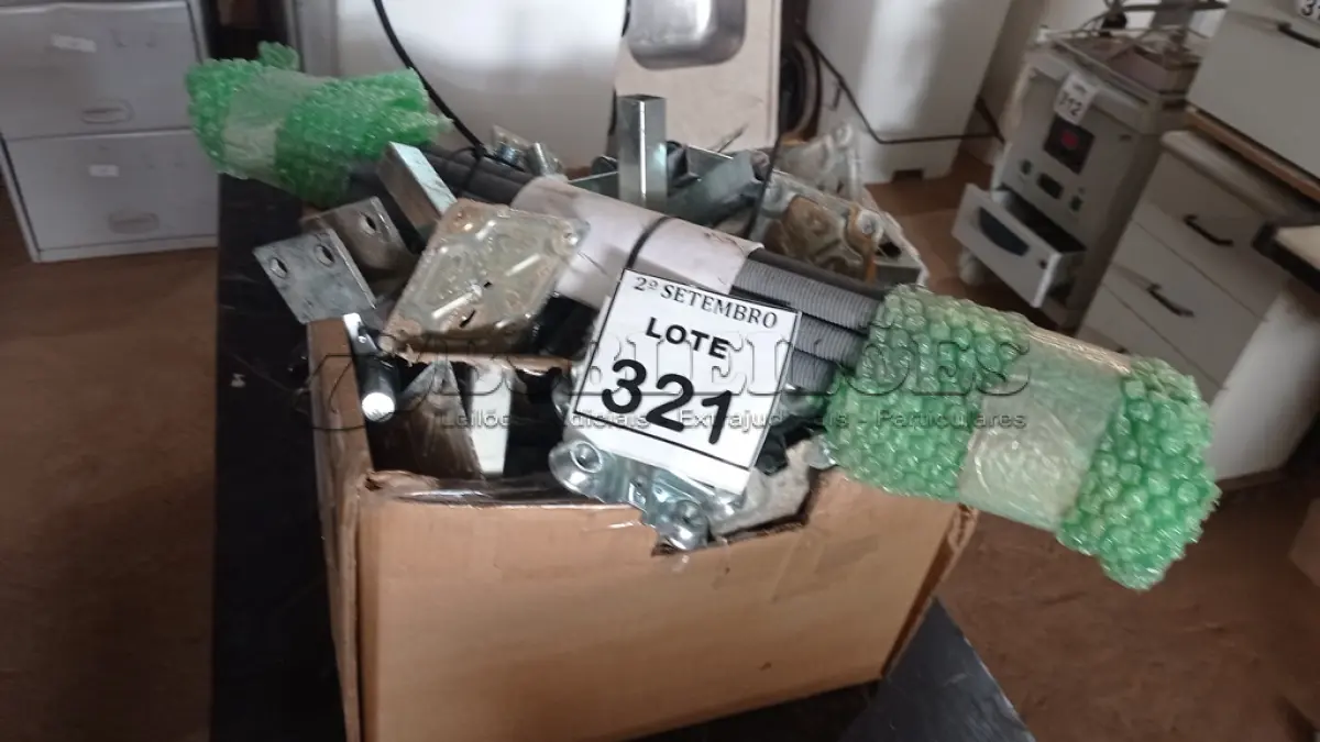 LOTE 321 - 01 LOTE COM GRANDE QUANTIDADE DE SUPORTES PARA PISOS SUSPENSOS E PARAFUSOS DE ROSCA SEM FIM. (NO ESTADO) ATENÇÃO! FAZER A VISITAÇÃO ANTES DE ARREMATAR, NÃO SABEMOS SE FUNCIONA, LEILÃO NÃO TEM GARANTIA E NEM DEVOLUÇÃO, SUJEITO A POSSÍVEIS AVARIAS VISÍVEIS/OCULTAS E/OU AUSÊNCIA DE COMPONENTES.