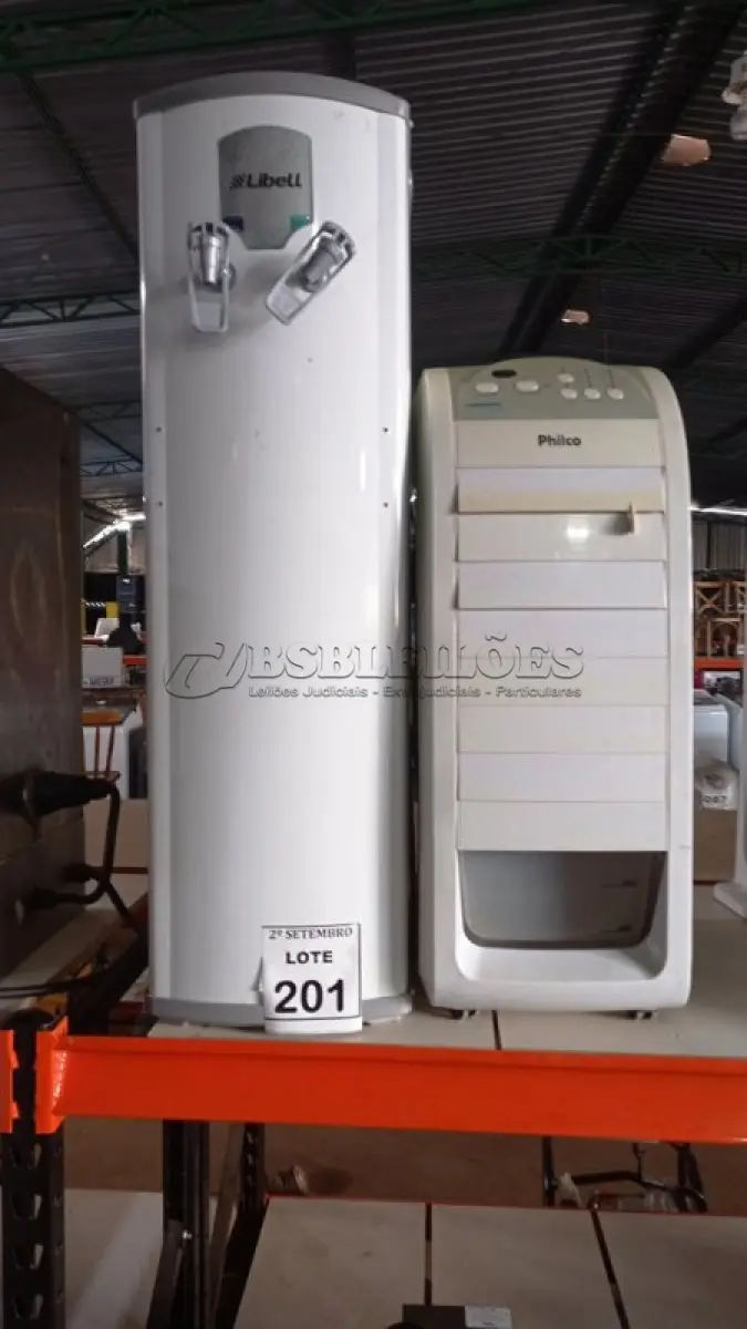 LOTE 201 - 01 CLIMATIZADOR MARCA PHILCO E 01 BEBEDOURO PARA GARRAFÃO. (NO ESTADO) ATENÇÃO! FAZER A VISITAÇÃO ANTES DE ARREMATAR, NÃO SABEMOS SE FUNCIONA, LEILÃO NÃO TEM GARANTIA E NEM DEVOLUÇÃO, SUJEITO A POSSÍVEIS AVARIAS VISÍVEIS/OCULTAS E/OU AUSÊNCIA DE COMPONENTES.