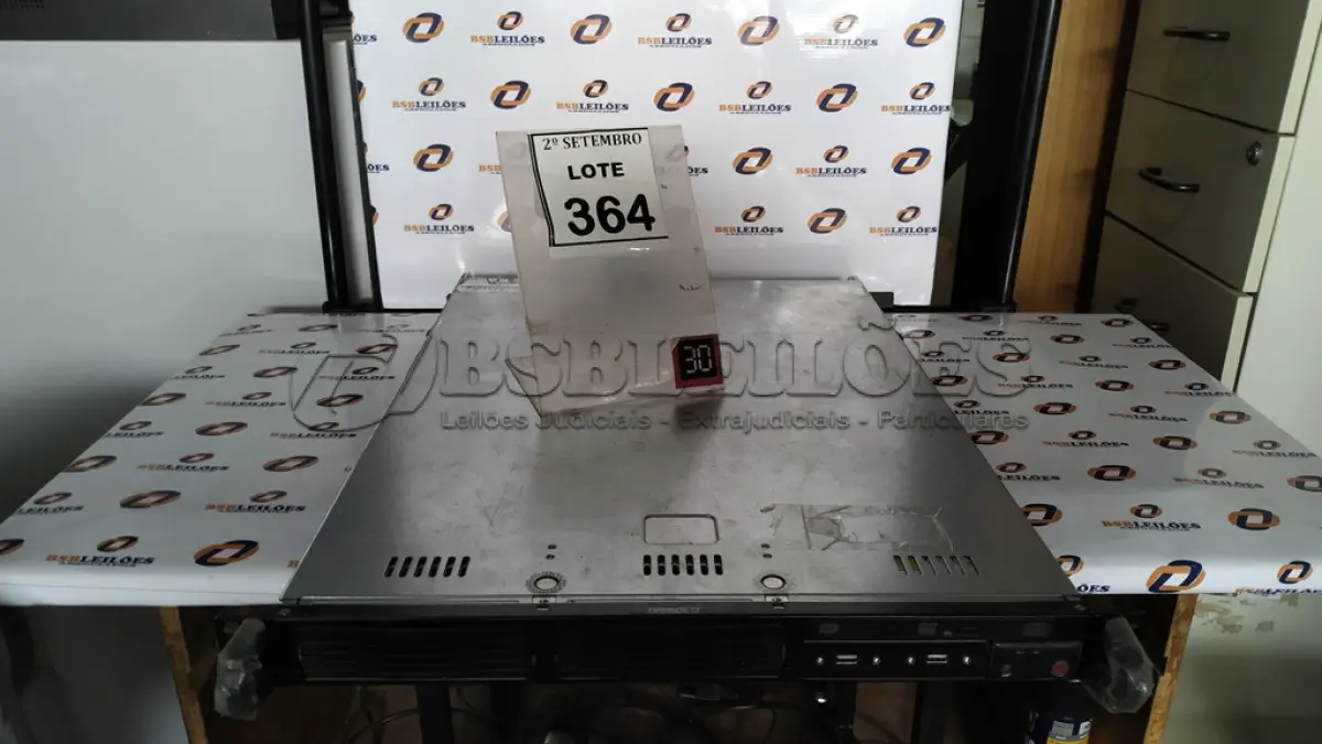 LOTE 364 - 01 SERVIDOR DE RACK MARCA DIEBOLD. (NO ESTADO) ATENÇÃO! FAZER A VISITAÇÃO ANTES DE ARREMATAR, NÃO SABEMOS SE FUNCIONA, LEILÃO NÃO TEM GARANTIA E NEM DEVOLUÇÃO, SUJEITO A POSSÍVEIS AVARIAS VISÍVEIS/OCULTAS E/OU AUSÊNCIA DE COMPONENTES.