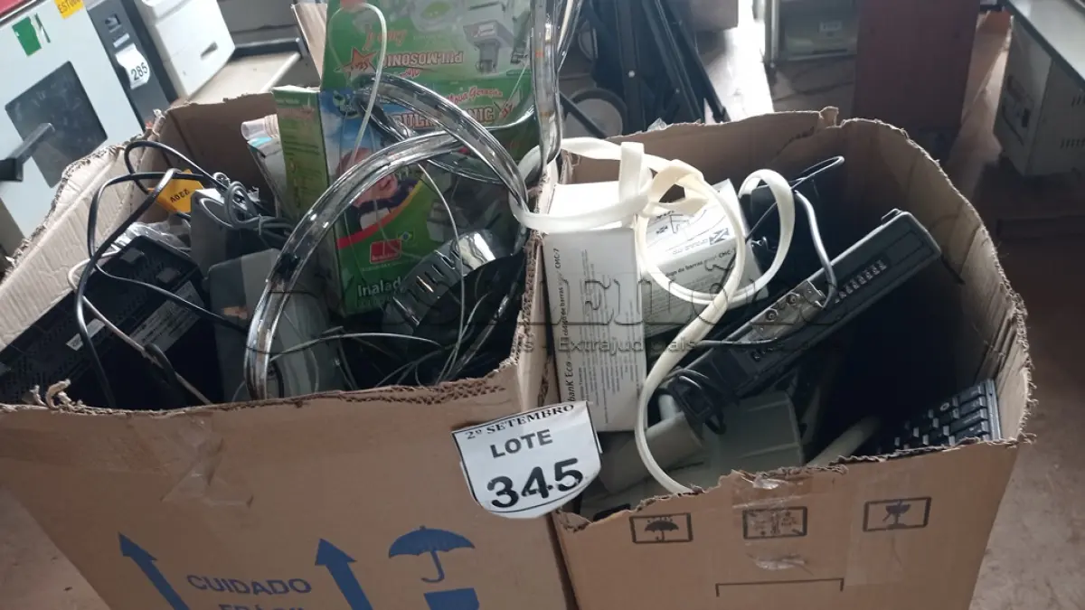 LOTE 345 - 01 LOTE COM LUMINÁRIAS, TELEFONES, LEITOR DE CÓDIGO DE BARRA E PERIFÉRICOS DIVERSOS. (NO ESTADO) ATENÇÃO! FAZER A VISITAÇÃO ANTES DE ARREMATAR, NÃO SABEMOS SE FUNCIONA, LEILÃO NÃO TEM GARANTIA E NEM DEVOLUÇÃO, SUJEITO A POSSÍVEIS AVARIAS VISÍVEIS/OCULTAS E/OU AUSÊNCIA DE COMPONENTES.