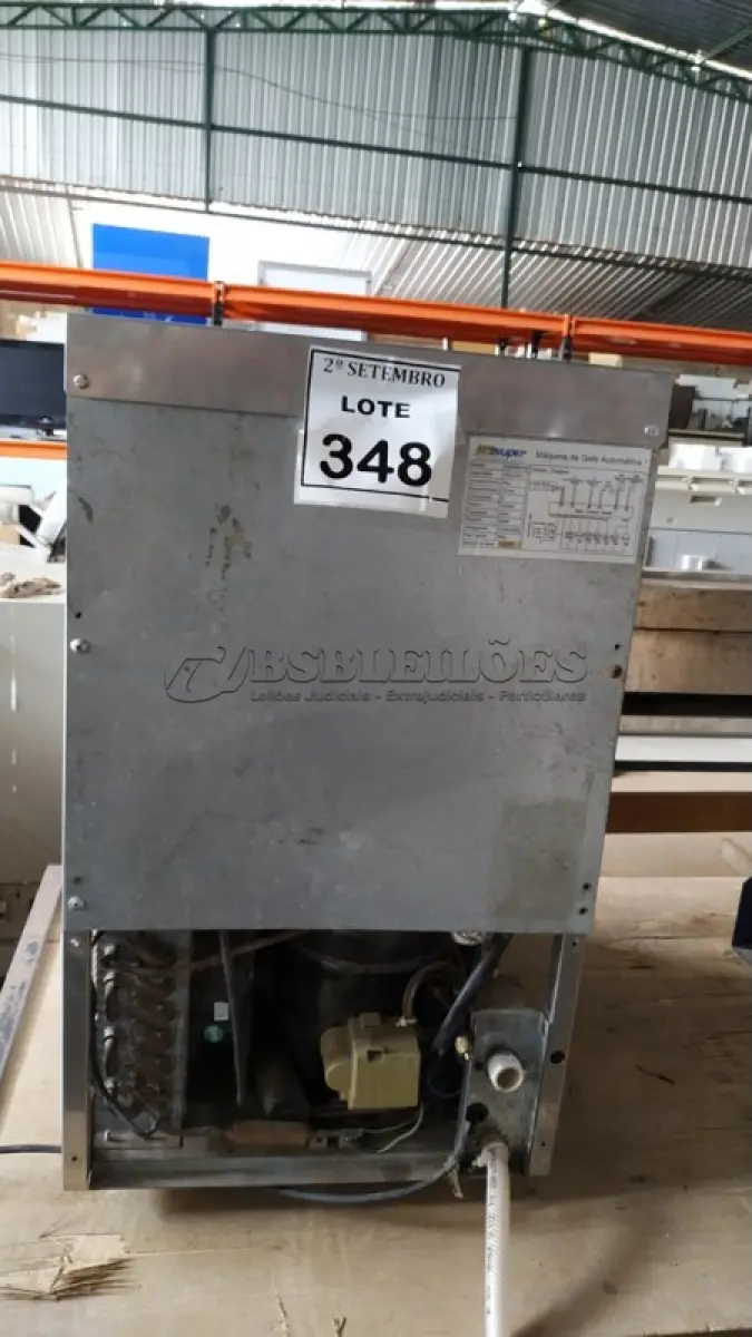 LOTE 348 - 01 MÁQUINA DE GELO AUTOMÁTICA INDUSTRIAL. (NO ESTADO) ATENÇÃO! FAZER A VISITAÇÃO ANTES DE ARREMATAR, NÃO SABEMOS SE FUNCIONA, LEILÃO NÃO TEM GARANTIA E NEM DEVOLUÇÃO, SUJEITO A POSSÍVEIS AVARIAS VISÍVEIS/OCULTAS E/OU AUSÊNCIA DE COMPONENTES.