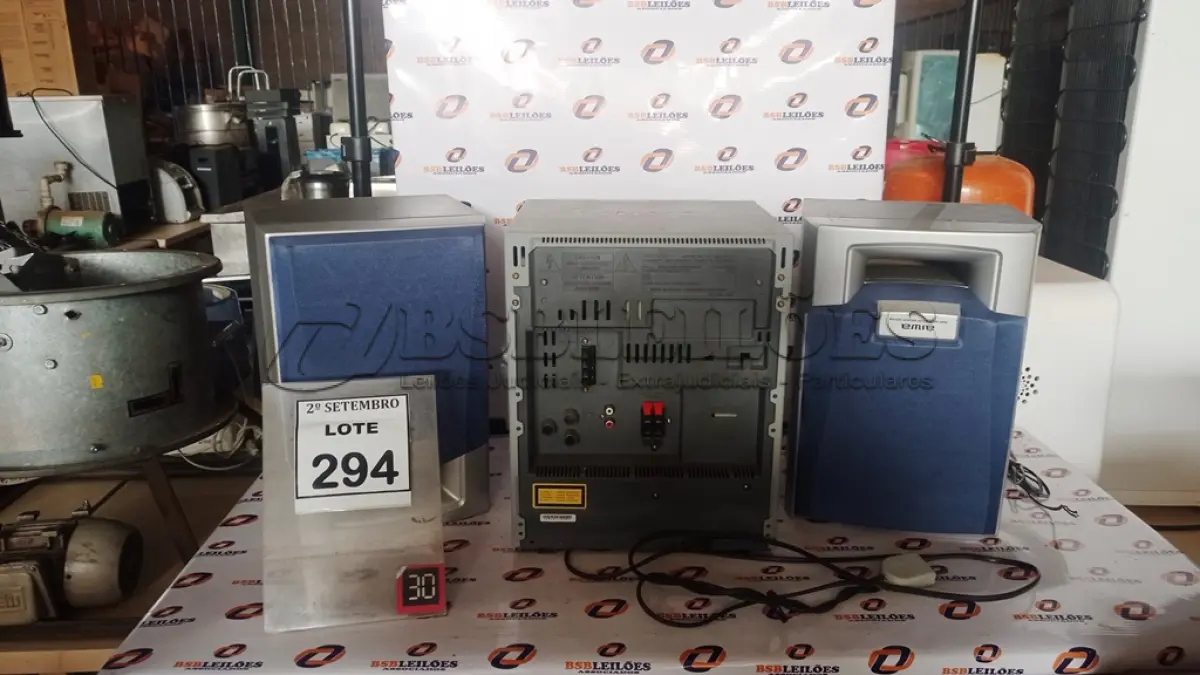 LOTE 294 - 01 MINI SYSTEM MARCA AIWA COM 02 CAIXAS. (NO ESTADO) ATENÇÃO! FAZER A VISITAÇÃO ANTES DE ARREMATAR, NÃO SABEMOS SE FUNCIONA, LEILÃO NÃO TEM GARANTIA E NEM DEVOLUÇÃO, SUJEITO A POSSÍVEIS AVARIAS VISÍVEIS/OCULTAS E/OU AUSÊNCIA DE COMPONENTES.