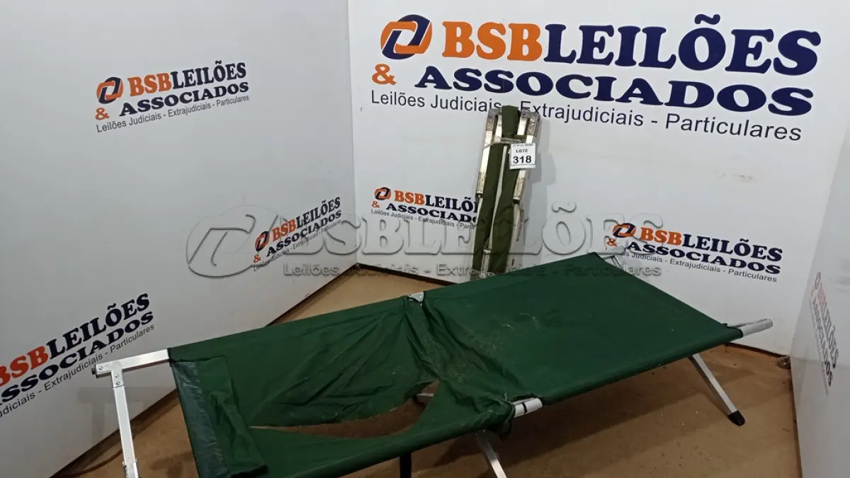 LOTE 318 - 01 CAMA DOBRÁVEL PORTÁTIL ESTRUTURA EM ALUMÍNIO. (NO ESTADO) ATENÇÃO! FAZER A VISITAÇÃO ANTES DE ARREMATAR, NÃO SABEMOS SE FUNCIONA, LEILÃO NÃO TEM GARANTIA E NEM DEVOLUÇÃO, SUJEITO A POSSÍVEIS AVARIAS VISÍVEIS/OCULTAS E/OU AUSÊNCIA DE COMPONENTES.