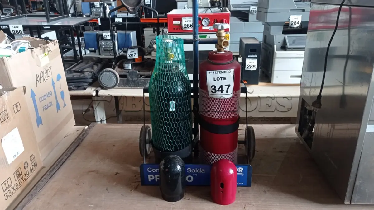 LOTE 347 - 01 CONJUNTO DE SOLDA PRÁTICO MARCA CONDOR. (NO ESTADO) ATENÇÃO! FAZER A VISITAÇÃO ANTES DE ARREMATAR, NÃO SABEMOS SE FUNCIONA, LEILÃO NÃO TEM GARANTIA E NEM DEVOLUÇÃO, SUJEITO A POSSÍVEIS AVARIAS VISÍVEIS/OCULTAS E/OU AUSÊNCIA DE COMPONENTES.