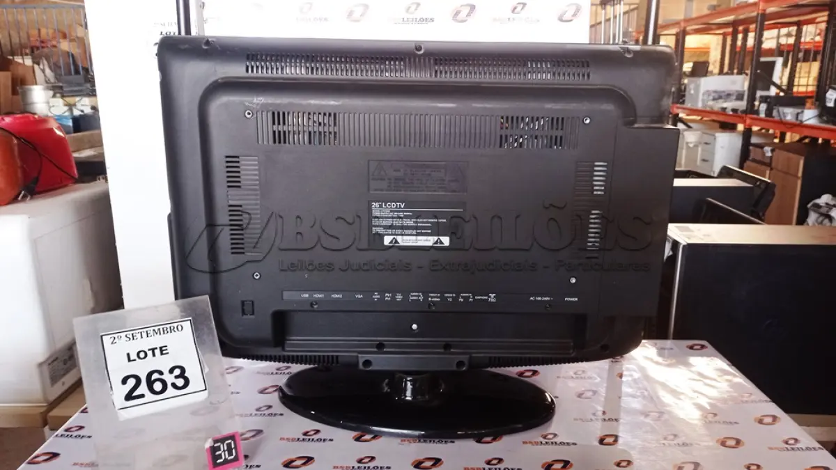 LOTE 263 - 01 TV LCD 26’’. (NO ESTADO) ATENÇÃO! FAZER A VISITAÇÃO ANTES DE ARREMATAR, NÃO SABEMOS SE FUNCIONA, LEILÃO NÃO TEM GARANTIA E NEM DEVOLUÇÃO, SUJEITO A POSSÍVEIS AVARIAS VISÍVEIS/OCULTAS E/OU AUSÊNCIA DE COMPONENTES.