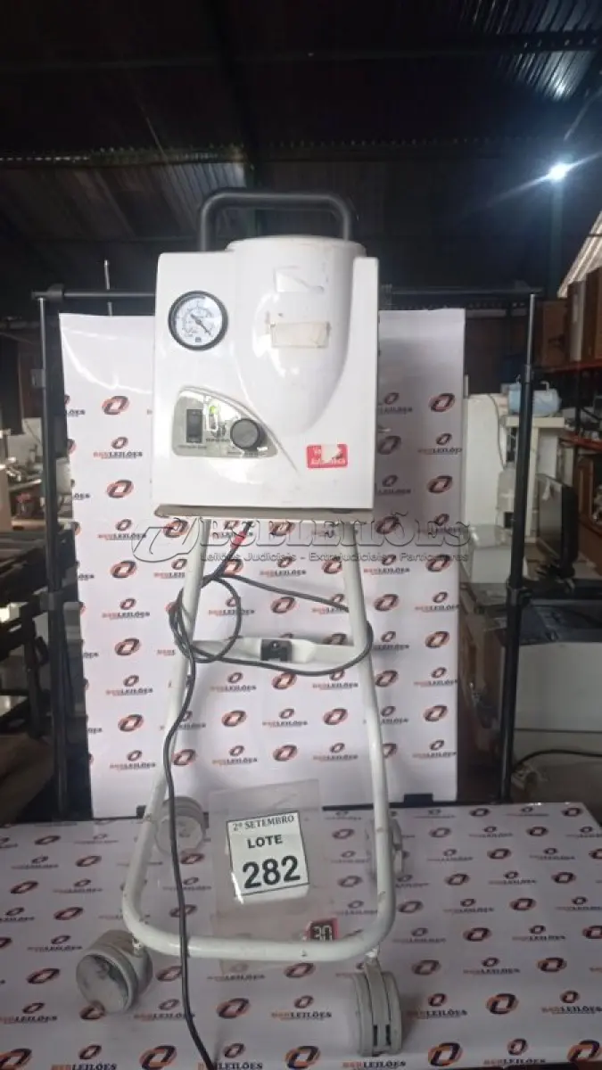 LOTE 282 - 01 ASPIRADOR CIRÚRGICO MARCA NEVONI. (NO ESTADO) ATENÇÃO! FAZER A VISITAÇÃO ANTES DE ARREMATAR, NÃO SABEMOS SE FUNCIONA, LEILÃO NÃO TEM GARANTIA E NEM DEVOLUÇÃO, SUJEITO A POSSÍVEIS AVARIAS VISÍVEIS/OCULTAS E/OU AUSÊNCIA DE COMPONENTES.