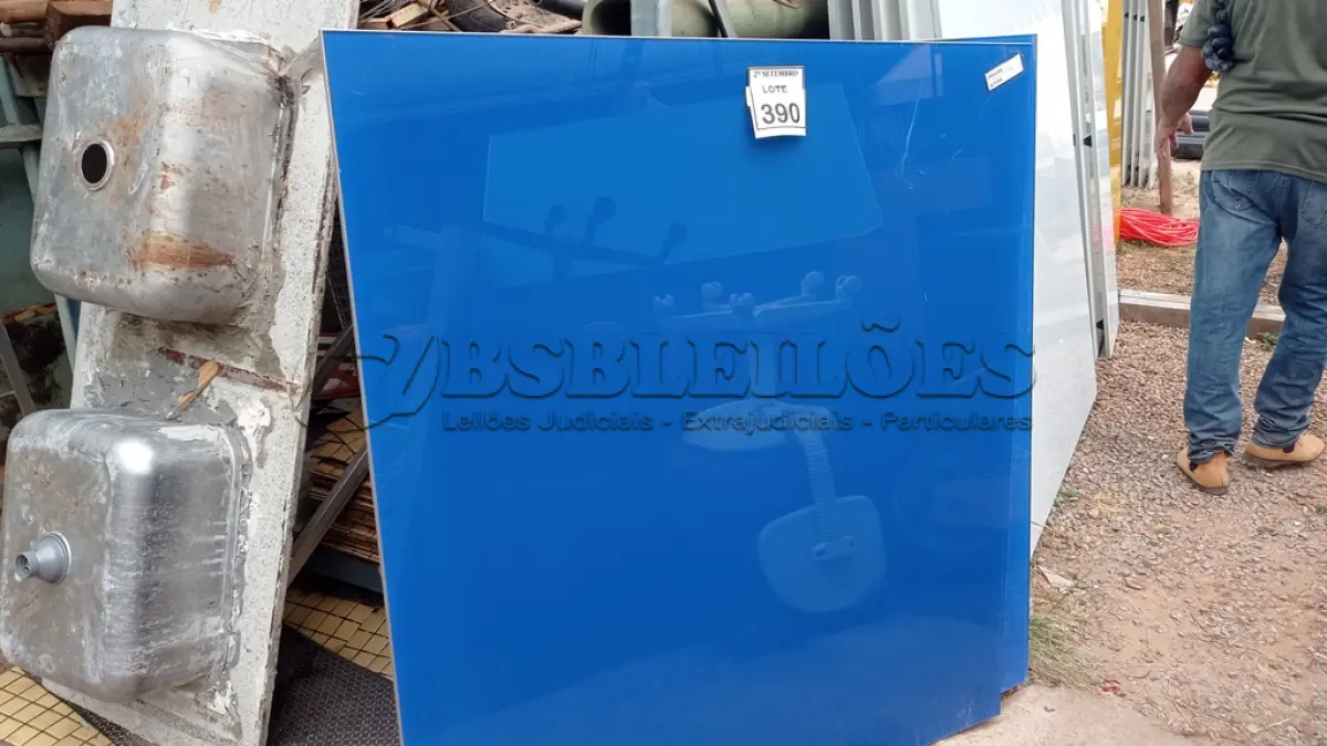 LOTE 390 - 05 PAINÉIS DE VIDRO NA COR AZUL DE 1,20X1,30. (NO ESTADO) ATENÇÃO! FAZER A VISITAÇÃO ANTES DE ARREMATAR, NÃO SABEMOS SE FUNCIONA, LEILÃO NÃO TEM GARANTIA E NEM DEVOLUÇÃO, SUJEITO A POSSÍVEIS AVARIAS VISÍVEIS/OCULTAS E/OU AUSÊNCIA DE COMPONENTES.
