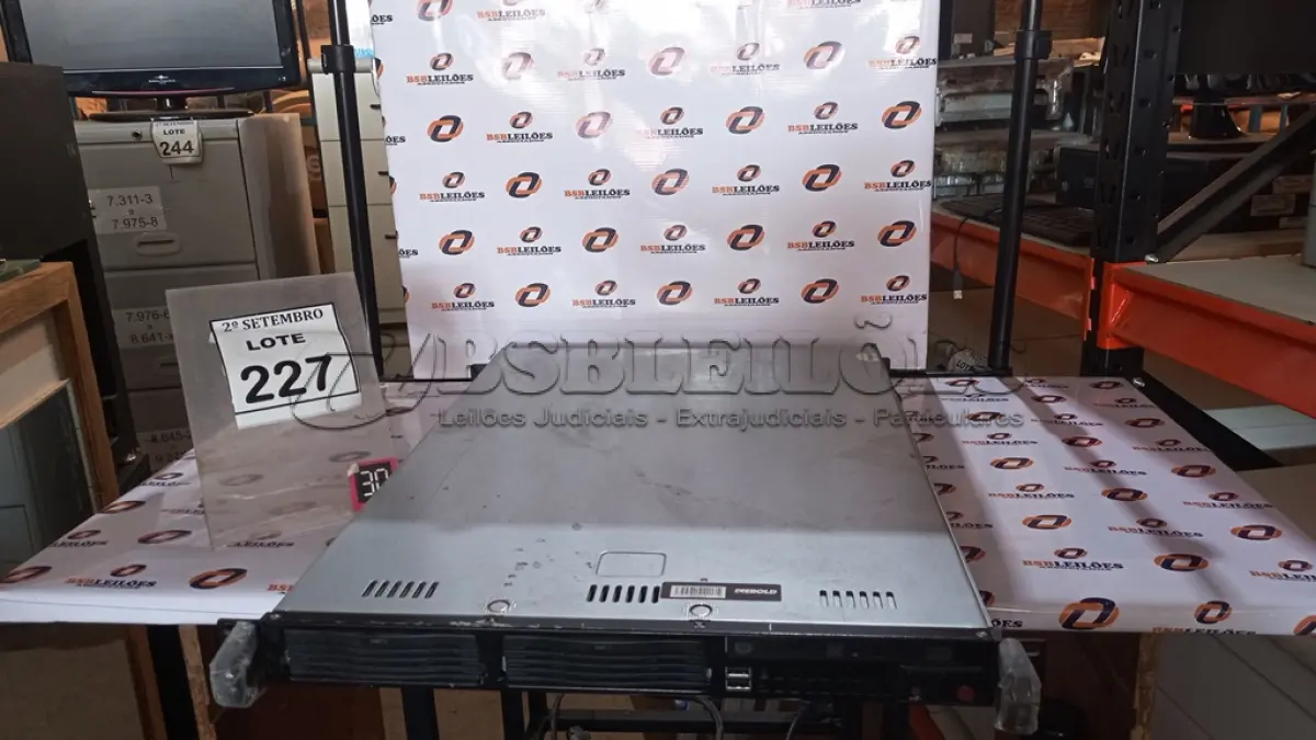 LOTE 227 - 01 SERVIDOR DE RACK MARCA DIEBOLD. (NO ESTADO) ATENÇÃO! FAZER A VISITAÇÃO ANTES DE ARREMATAR, NÃO SABEMOS SE FUNCIONA, LEILÃO NÃO TEM GARANTIA E NEM DEVOLUÇÃO, SUJEITO A POSSÍVEIS AVARIAS VISÍVEIS/OCULTAS E/OU AUSÊNCIA DE COMPONENTES.