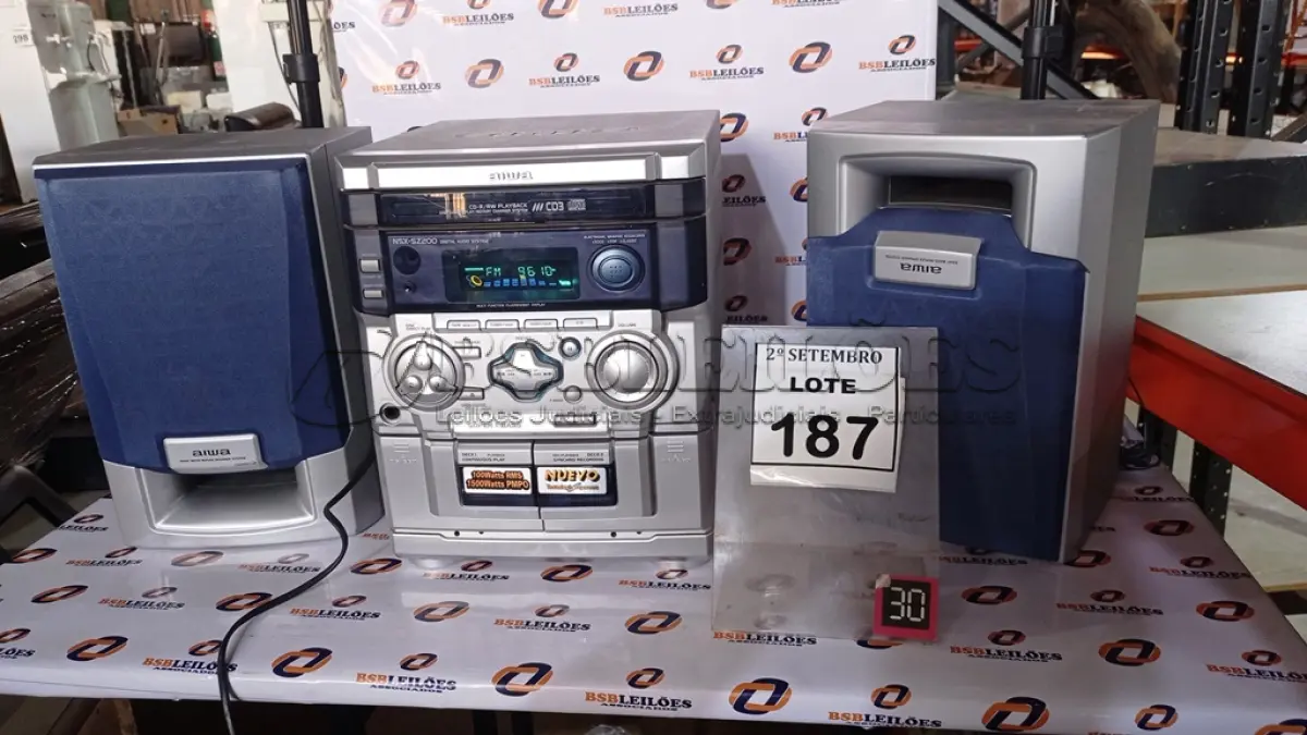 LOTE 187 - 01 MINI SYSTEM MARCA AIWA COM 02 CAIXAS. (NO ESTADO) ATENÇÃO! FAZER A VISITAÇÃO ANTES DE ARREMATAR, NÃO SABEMOS SE FUNCIONA, LEILÃO NÃO TEM GARANTIA E NEM DEVOLUÇÃO, SUJEITO A POSSÍVEIS AVARIAS VISÍVEIS/OCULTAS E/OU AUSÊNCIA DE COMPONENTES.