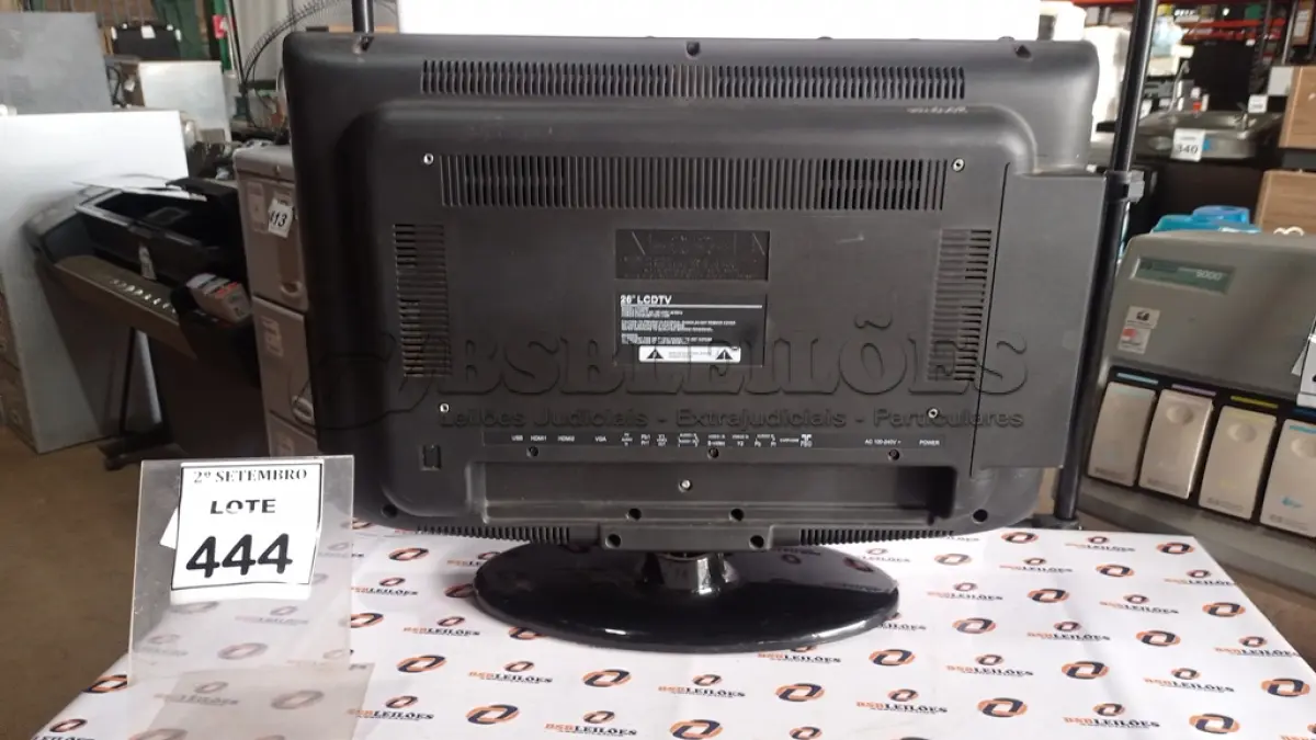 LOTE 444 - 01 TV LCD 26’’. (NO ESTADO) ATENÇÃO! FAZER A VISITAÇÃO ANTES DE ARREMATAR, NÃO SABEMOS SE FUNCIONA, LEILÃO NÃO TEM GARANTIA E NEM DEVOLUÇÃO, SUJEITO A POSSÍVEIS AVARIAS VISÍVEIS/OCULTAS E/OU AUSÊNCIA DE COMPONENTES.