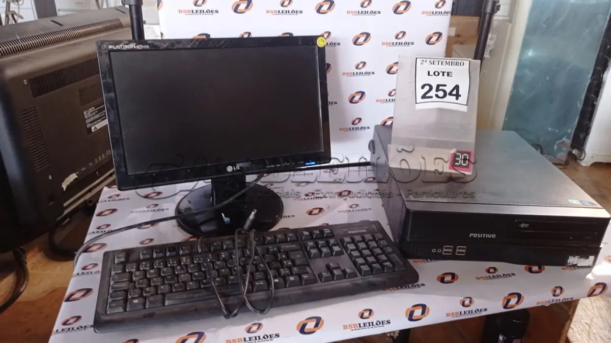 LOTE 254 - 01 CPU MARCA POSITIVO, 01 MONITOR MARCA LG E 01 TECLADO. (NO ESTADO) ATENÇÃO! FAZER A VISITAÇÃO ANTES DE ARREMATAR, NÃO SABEMOS SE FUNCIONA, LEILÃO NÃO TEM GARANTIA E NEM DEVOLUÇÃO, SUJEITO A POSSÍVEIS AVARIAS VISÍVEIS/OCULTAS E/OU AUSÊNCIA DE COMPONENTES.