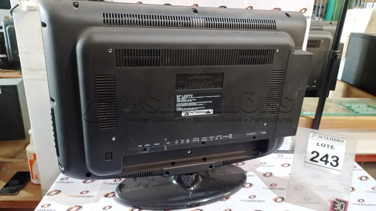 LOTE 243 - 01 TV LCD 26’’. (NO ESTADO) ATENÇÃO! FAZER A VISITAÇÃO ANTES DE ARREMATAR, NÃO SABEMOS SE FUNCIONA, LEILÃO NÃO TEM GARANTIA E NEM DEVOLUÇÃO, SUJEITO A POSSÍVEIS AVARIAS VISÍVEIS/OCULTAS E/OU AUSÊNCIA DE COMPONENTES.