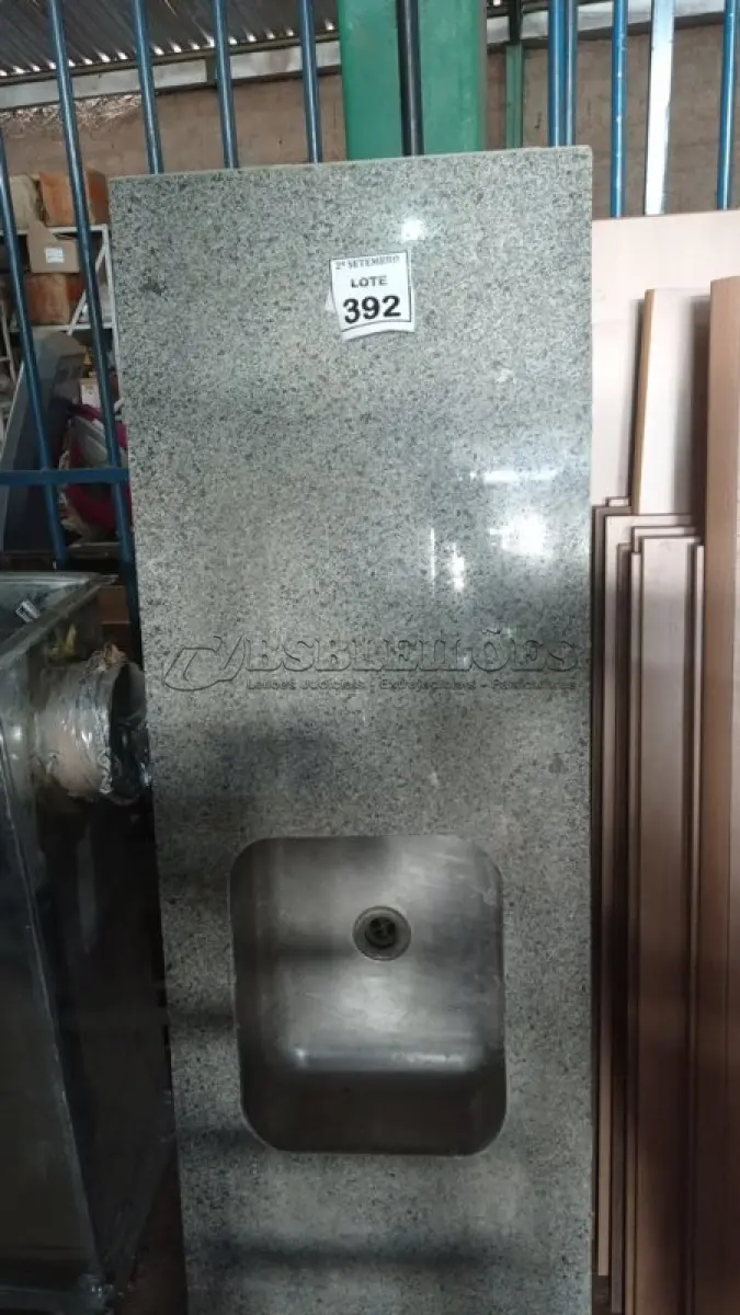 LOTE 392 - 01 PIA EM MÁRMORE COM 01 CUBA INOX 1,70X0,60. (NO ESTADO) ATENÇÃO! FAZER A VISITAÇÃO ANTES DE ARREMATAR, NÃO SABEMOS SE FUNCIONA, LEILÃO NÃO TEM GARANTIA E NEM DEVOLUÇÃO, SUJEITO A POSSÍVEIS AVARIAS VISÍVEIS/OCULTAS E/OU AUSÊNCIA DE COMPONENTES.