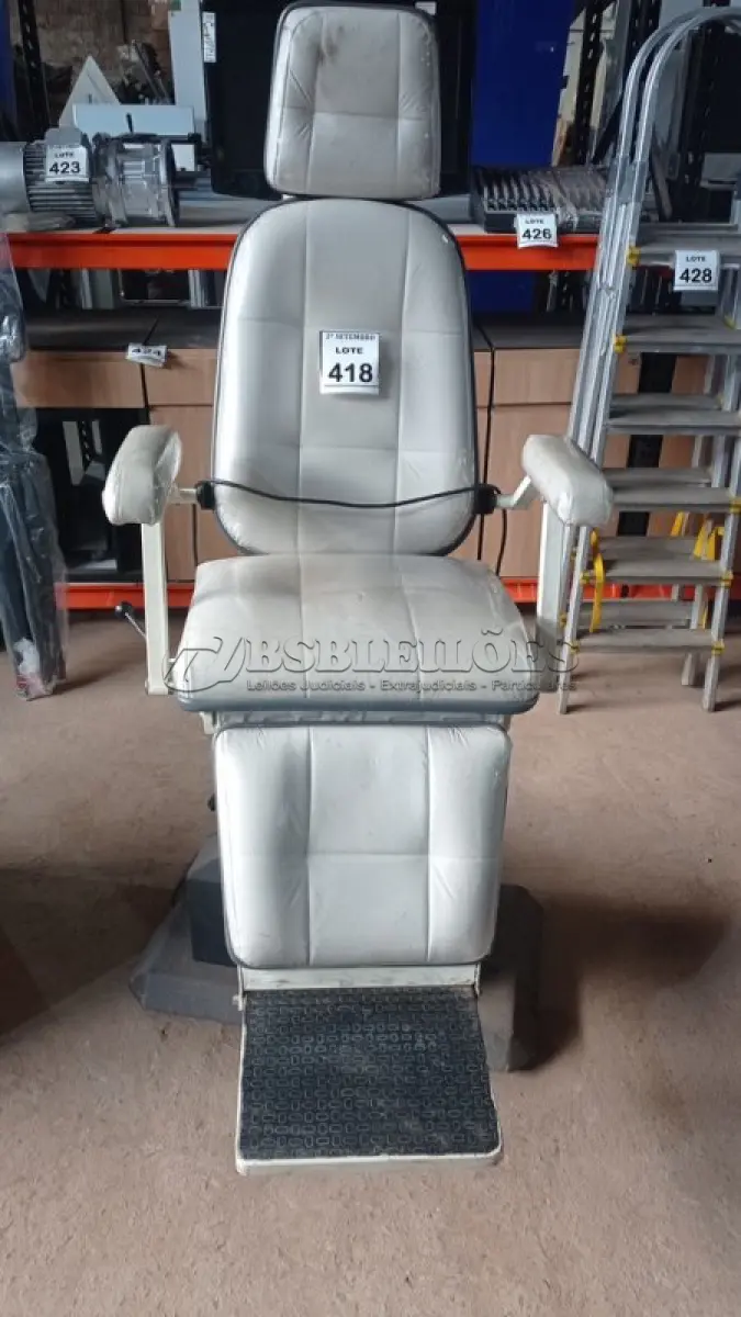 LOTE 418 - 01 CADEIRA ODONTOLÓGICA MARCA XENÔNIO. (NO ESTADO) ATENÇÃO! FAZER A VISITAÇÃO ANTES DE ARREMATAR, NÃO SABEMOS SE FUNCIONA, LEILÃO NÃO TEM GARANTIA E NEM DEVOLUÇÃO, SUJEITO A POSSÍVEIS AVARIAS VISÍVEIS/OCULTAS E/OU AUSÊNCIA DE COMPONENTES.