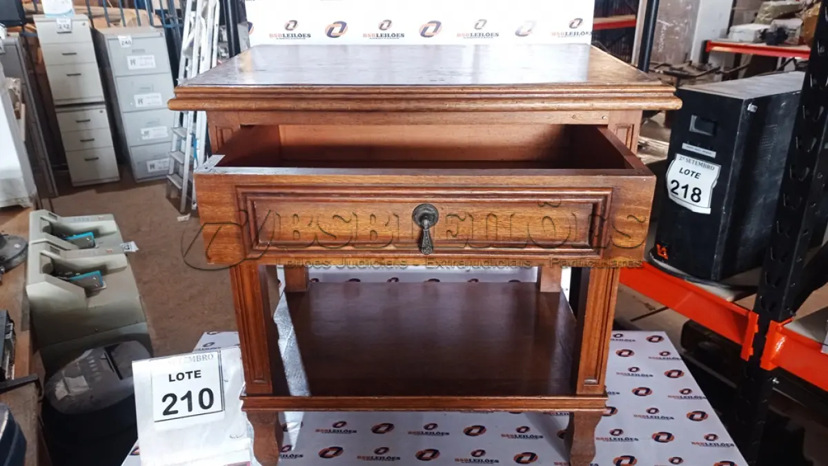 LOTE 210 - 01 MESA DE CABECEIRA COM 01 GAVETA. (NO ESTADO) ATENÇÃO! FAZER A VISITAÇÃO ANTES DE ARREMATAR, NÃO SABEMOS SE FUNCIONA, LEILÃO NÃO TEM GARANTIA E NEM DEVOLUÇÃO, SUJEITO A POSSÍVEIS AVARIAS VISÍVEIS/OCULTAS E/OU AUSÊNCIA DE COMPONENTES.