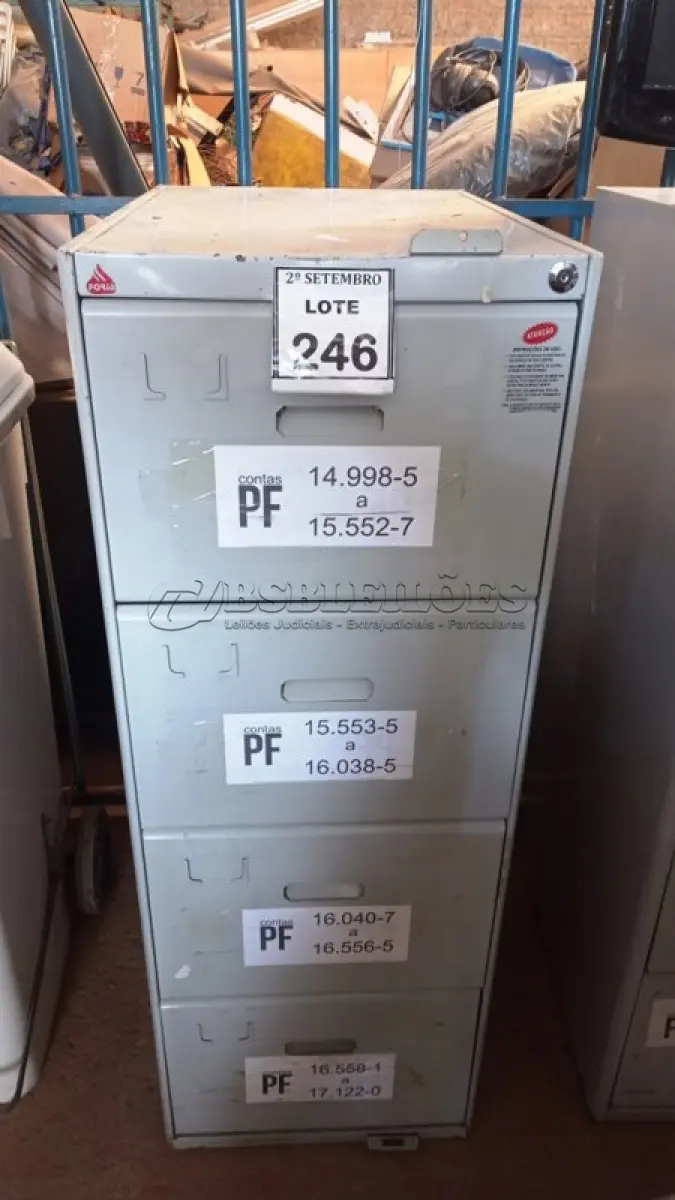 LOTE 246 - 01 ARQUIVO DE AÇO COM 04 GAVETAS. (NO ESTADO) ATENÇÃO! FAZER A VISITAÇÃO ANTES DE ARREMATAR, NÃO SABEMOS SE FUNCIONA, LEILÃO NÃO TEM GARANTIA E NEM DEVOLUÇÃO, SUJEITO A POSSÍVEIS AVARIAS VISÍVEIS/OCULTAS E/OU AUSÊNCIA DE COMPONENTES.