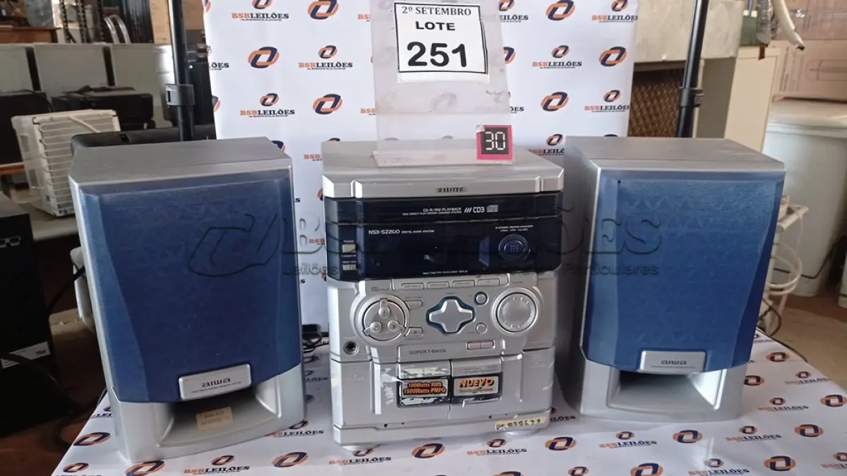 LOTE 251 - 01 MINI SYSTEM MARCA AIWA COM 02 CAIXAS. (NO ESTADO) ATENÇÃO! FAZER A VISITAÇÃO ANTES DE ARREMATAR, NÃO SABEMOS SE FUNCIONA, LEILÃO NÃO TEM GARANTIA E NEM DEVOLUÇÃO, SUJEITO A POSSÍVEIS AVARIAS VISÍVEIS/OCULTAS E/OU AUSÊNCIA DE COMPONENTES.