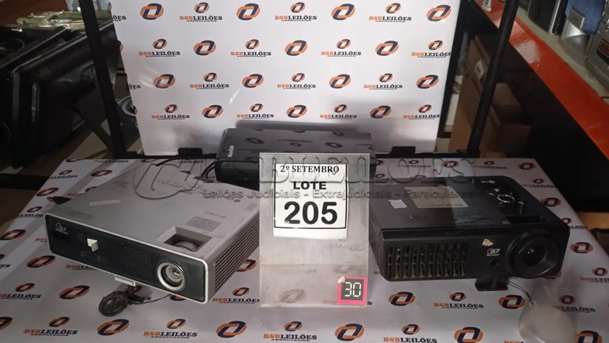 LOTE 205 - 02 PROJETORES MARCA DLP E 01 SCANNER MODELO I940 MARCA KODAK. (NO ESTADO) ATENÇÃO! FAZER A VISITAÇÃO ANTES DE ARREMATAR, NÃO SABEMOS SE FUNCIONA, LEILÃO NÃO TEM GARANTIA E NEM DEVOLUÇÃO, SUJEITO A POSSÍVEIS AVARIAS VISÍVEIS/OCULTAS E/OU AUSÊNCIA DE COMPONENTES.
