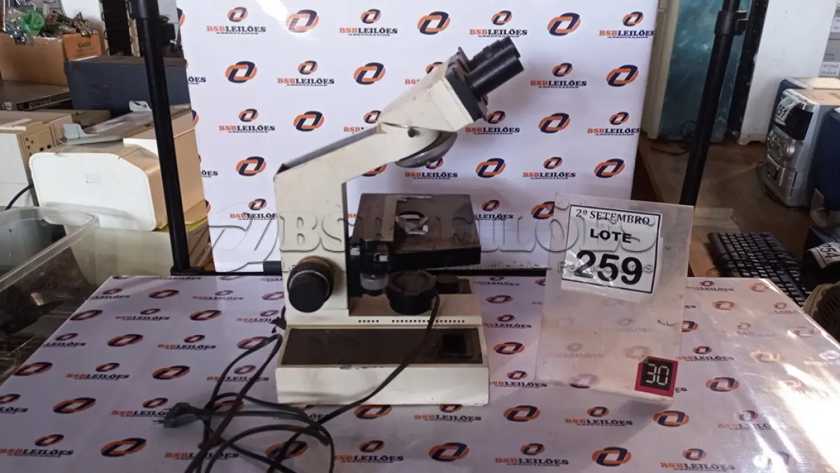 LOTE 259 - 01 MICROSCÓPIO INCOMPLETO. (NO ESTADO) ATENÇÃO! FAZER A VISITAÇÃO ANTES DE ARREMATAR, NÃO SABEMOS SE FUNCIONA, LEILÃO NÃO TEM GARANTIA E NEM DEVOLUÇÃO, SUJEITO A POSSÍVEIS AVARIAS VISÍVEIS/OCULTAS E/OU AUSÊNCIA DE COMPONENTES.