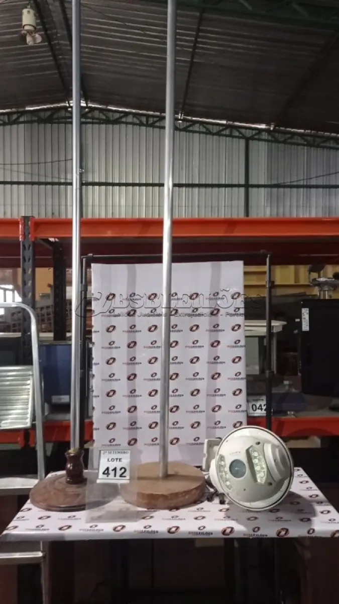 LOTE 412 - 02 SUPORTES PARA BANDEIRA, 01 VENTILADOR E 01 CÂMERA DE MONITORANDO DOME. (NO ESTADO) ATENÇÃO! FAZER A VISITAÇÃO ANTES DE ARREMATAR, NÃO SABEMOS SE FUNCIONA, LEILÃO NÃO TEM GARANTIA E NEM DEVOLUÇÃO, SUJEITO A POSSÍVEIS AVARIAS VISÍVEIS/OCULTAS E/OU AUSÊNCIA DE COMPONENTES.