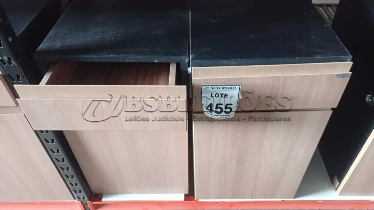 LOTE 455 - 02 GAVETEIROS COM 01 GAVETA E SUPORTE PARA CPU. (NO ESTADO) ATENÇÃO! FAZER A VISITAÇÃO ANTES DE ARREMATAR, NÃO SABEMOS SE FUNCIONA, LEILÃO NÃO TEM GARANTIA E NEM DEVOLUÇÃO, SUJEITO A POSSÍVEIS AVARIAS VISÍVEIS/OCULTAS E/OU AUSÊNCIA DE COMPONENTES.