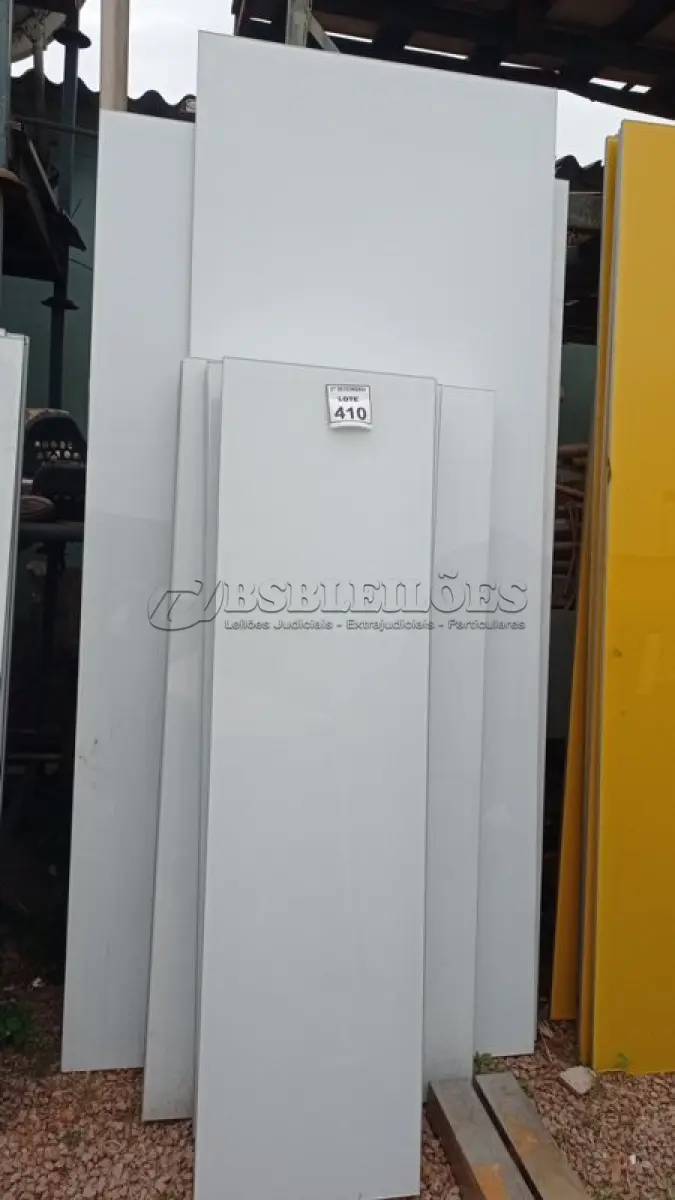 LOTE 410 - 09 PAINÉIS DE VIDRO NA COR BRANCA TAMANHO VARIADOS. (NO ESTADO) ATENÇÃO! FAZER A VISITAÇÃO ANTES DE ARREMATAR, NÃO SABEMOS SE FUNCIONA, LEILÃO NÃO TEM GARANTIA E NEM DEVOLUÇÃO, SUJEITO A POSSÍVEIS AVARIAS VISÍVEIS/OCULTAS E/OU AUSÊNCIA DE COMPONENTES.