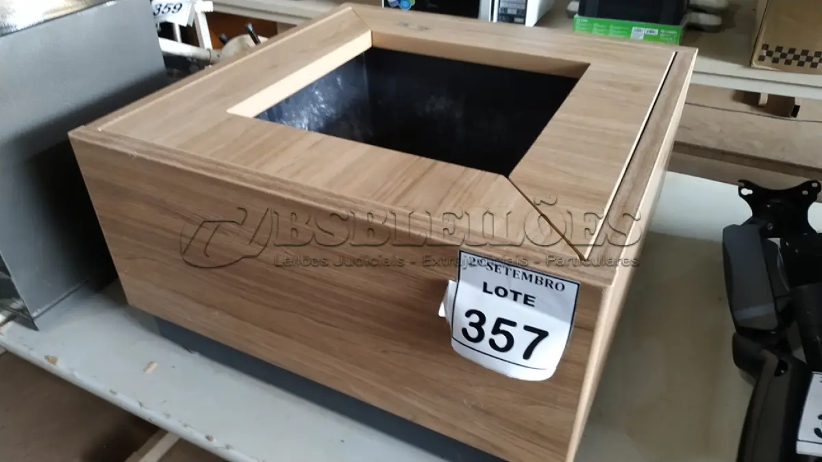 LOTE 357 - 01 SUPORTE PARA VASOS E PLANTAS. (NO ESTADO) ATENÇÃO! FAZER A VISITAÇÃO ANTES DE ARREMATAR, NÃO SABEMOS SE FUNCIONA, LEILÃO NÃO TEM GARANTIA E NEM DEVOLUÇÃO, SUJEITO A POSSÍVEIS AVARIAS VISÍVEIS/OCULTAS E/OU AUSÊNCIA DE COMPONENTES.