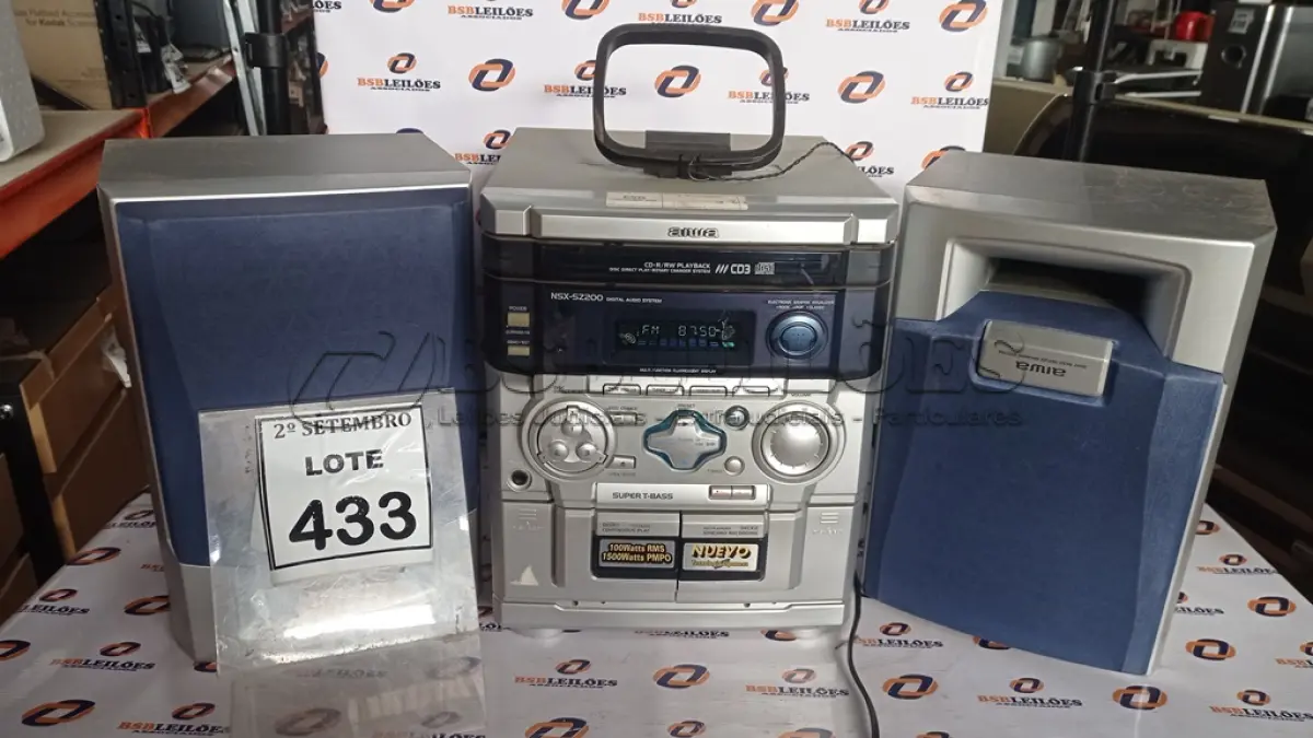 LOTE 433 - 01 MINI SYSTEM MARCA AIWA COM 02 CAIXAS. (NO ESTADO) ATENÇÃO! FAZER A VISITAÇÃO ANTES DE ARREMATAR, NÃO SABEMOS SE FUNCIONA, LEILÃO NÃO TEM GARANTIA E NEM DEVOLUÇÃO, SUJEITO A POSSÍVEIS AVARIAS VISÍVEIS/OCULTAS E/OU AUSÊNCIA DE COMPONENTES.