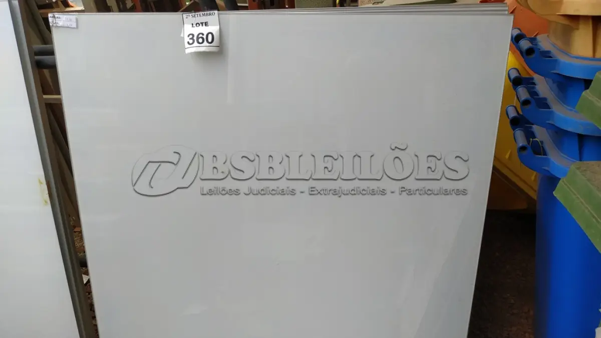 LOTE 360 - 04 PAINÉIS DE VIDRO NA COR BRANCA 1,20X1,27. (NO ESTADO) ATENÇÃO! FAZER A VISITAÇÃO ANTES DE ARREMATAR, NÃO SABEMOS SE FUNCIONA, LEILÃO NÃO TEM GARANTIA E NEM DEVOLUÇÃO, SUJEITO A POSSÍVEIS AVARIAS VISÍVEIS/OCULTAS E/OU AUSÊNCIA DE COMPONENTES.