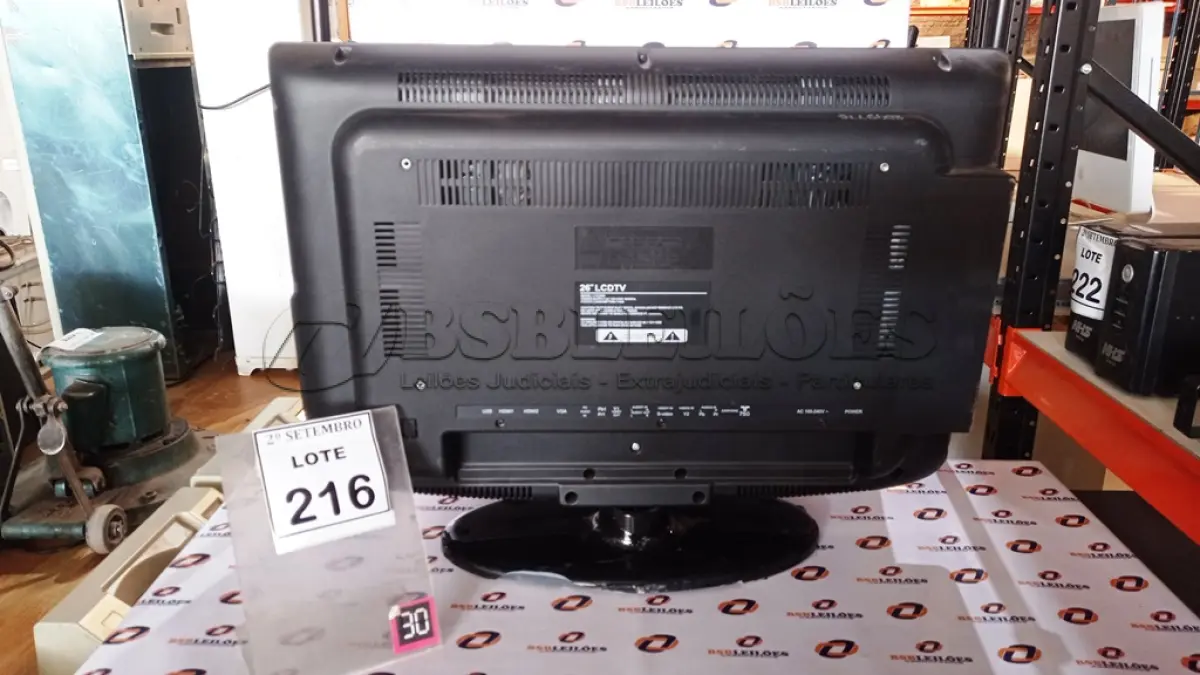 LOTE 216 - 01 TV LCD 26’’. (NO ESTADO) ATENÇÃO! FAZER A VISITAÇÃO ANTES DE ARREMATAR, NÃO SABEMOS SE FUNCIONA, LEILÃO NÃO TEM GARANTIA E NEM DEVOLUÇÃO, SUJEITO A POSSÍVEIS AVARIAS VISÍVEIS/OCULTAS E/OU AUSÊNCIA DE COMPONENTES.