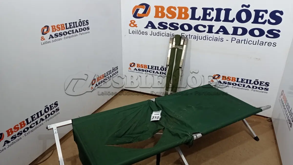 LOTE 310 - 01 CAMA DOBRÁVEL PORTÁTIL ESTRUTURA EM ALUMÍNIO. (NO ESTADO) ATENÇÃO! FAZER A VISITAÇÃO ANTES DE ARREMATAR, NÃO SABEMOS SE FUNCIONA, LEILÃO NÃO TEM GARANTIA E NEM DEVOLUÇÃO, SUJEITO A POSSÍVEIS AVARIAS VISÍVEIS/OCULTAS E/OU AUSÊNCIA DE COMPONENTES.