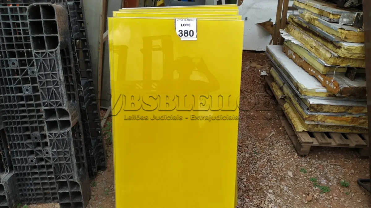 LOTE 380 - 08 PAINÉIS DE VIDRO NA COR BRANCA DE 1,20X0,61. (NO ESTADO) ATENÇÃO! FAZER A VISITAÇÃO ANTES DE ARREMATAR, NÃO SABEMOS SE FUNCIONA, LEILÃO NÃO TEM GARANTIA E NEM DEVOLUÇÃO, SUJEITO A POSSÍVEIS AVARIAS VISÍVEIS/OCULTAS E/OU AUSÊNCIA DE COMPONENTES.